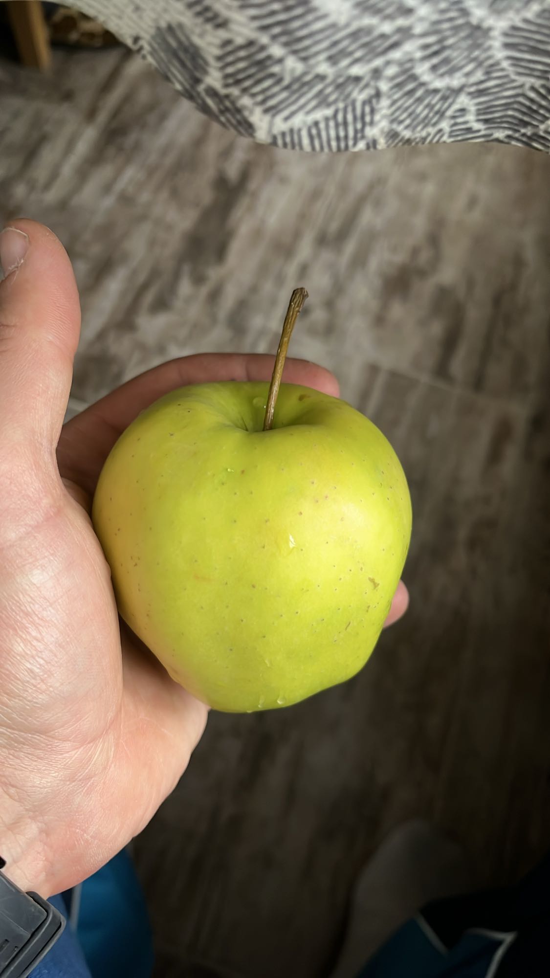 Зелена ябълка