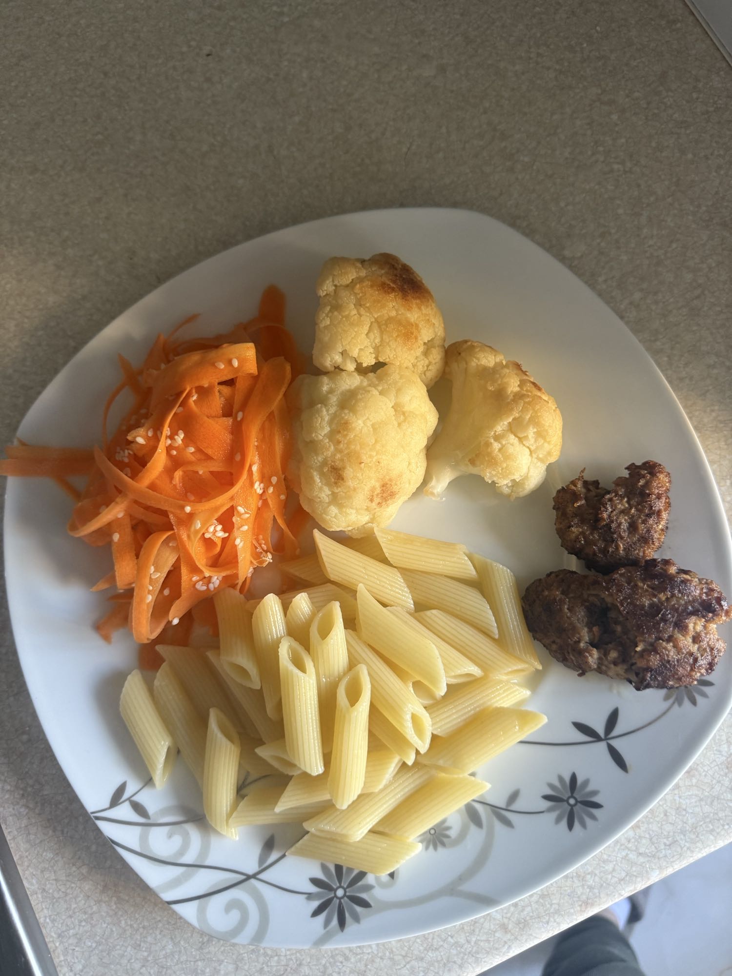 Pasta with veggies & meatballs