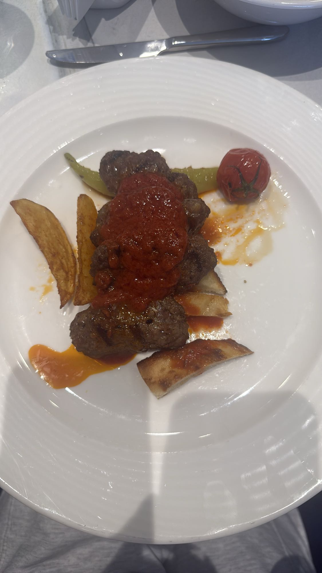 Köfte ve patates tabağı