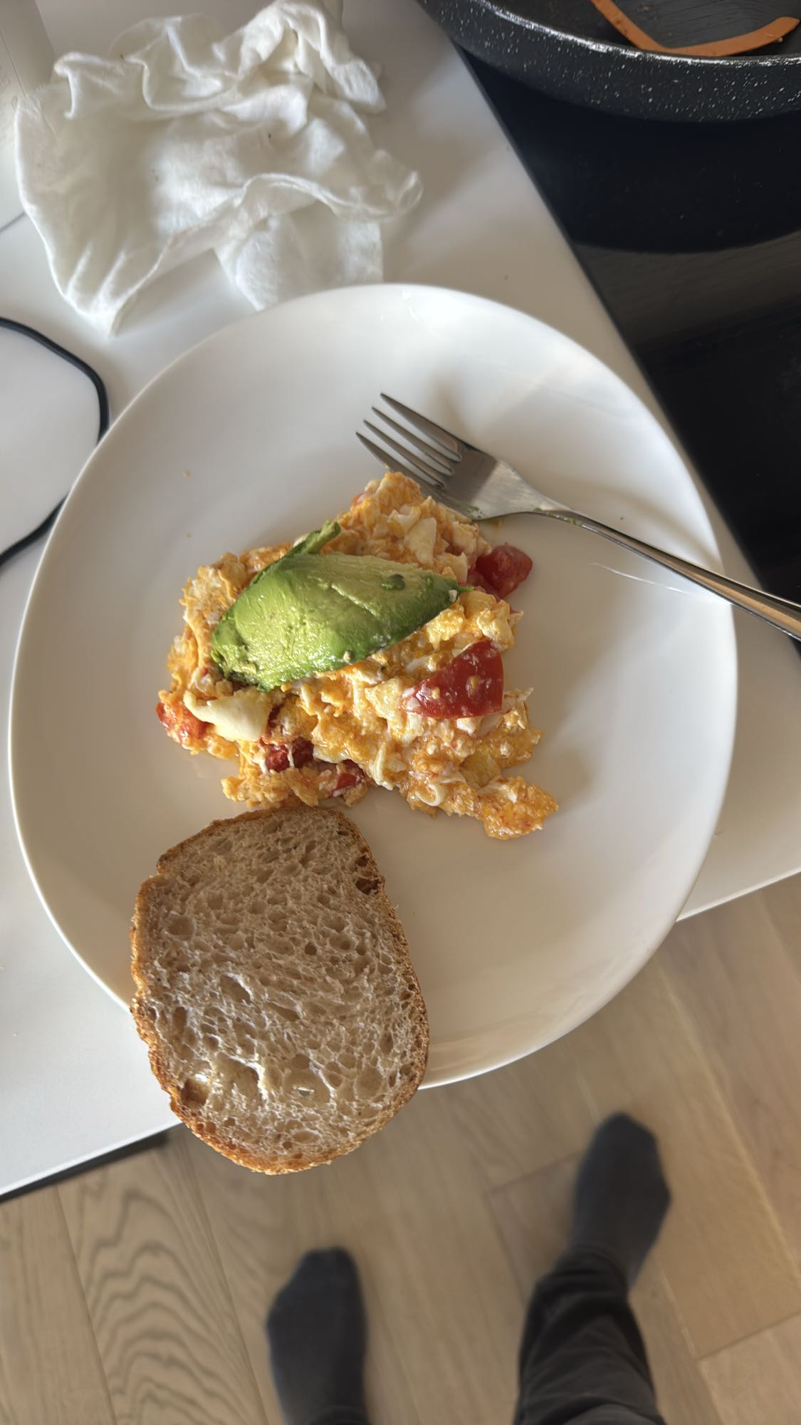 Jajecznica z awokado i chlebem