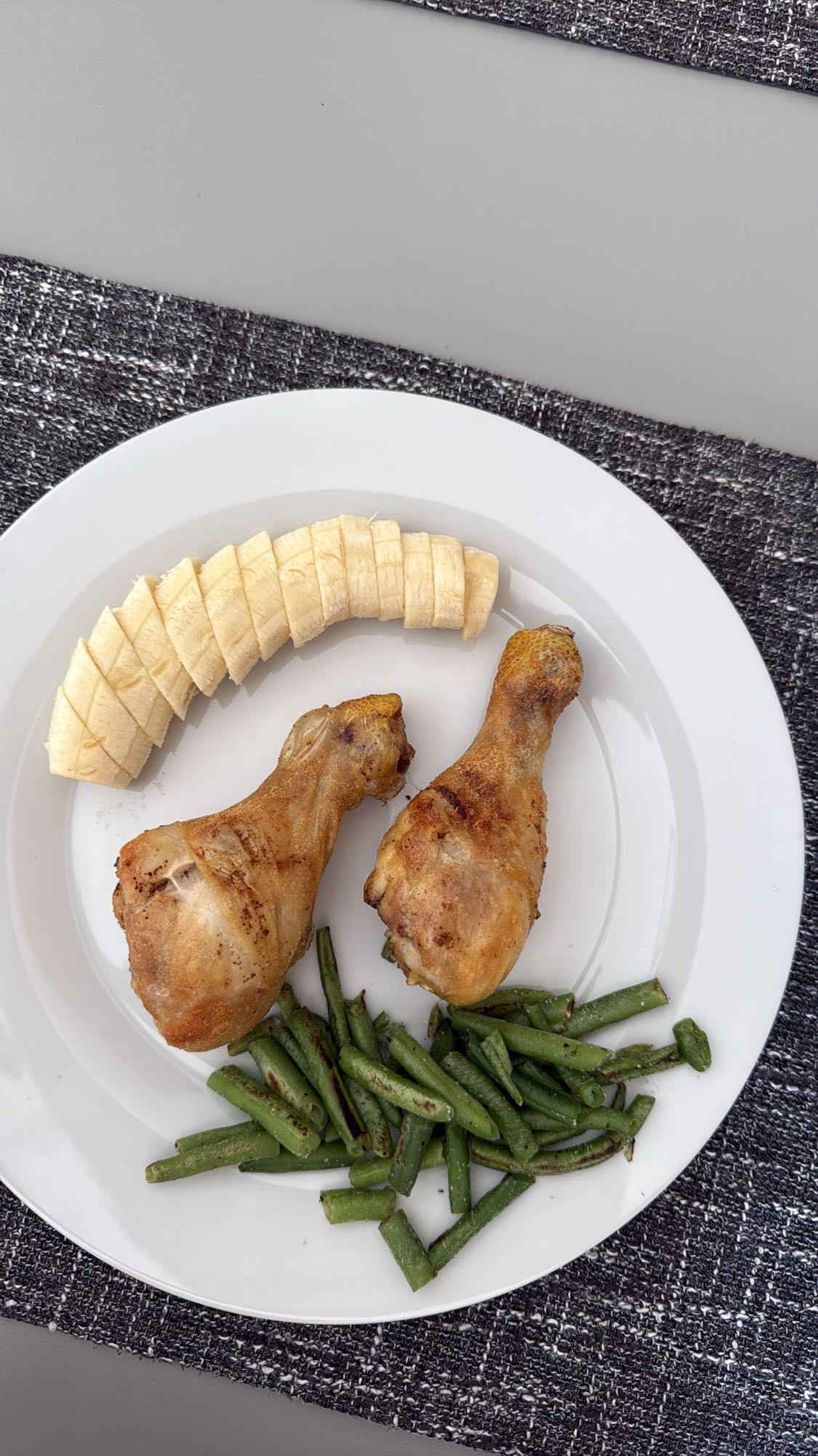 Pui cu fasole verde și banană