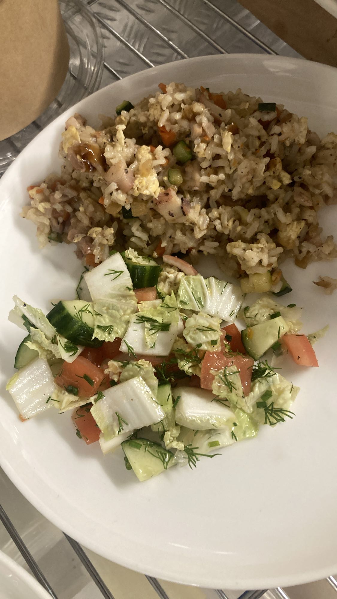 жареный рис с салатом