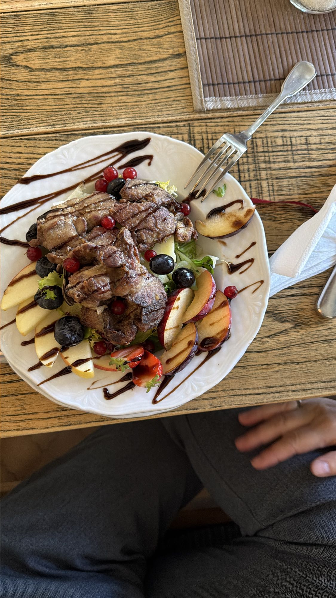 Sałatka z wołowiną i owocami