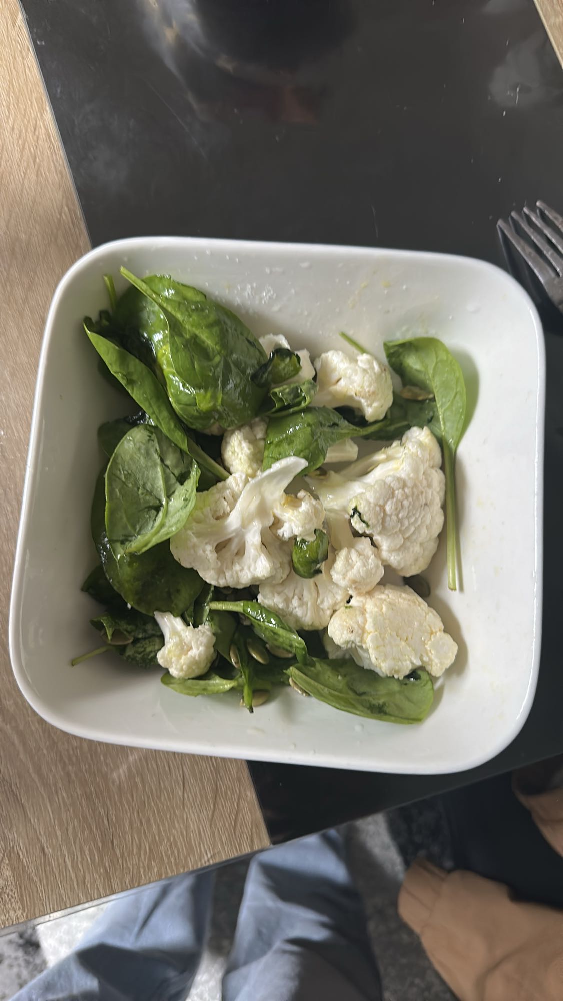 Salată cu conopidă și spanac