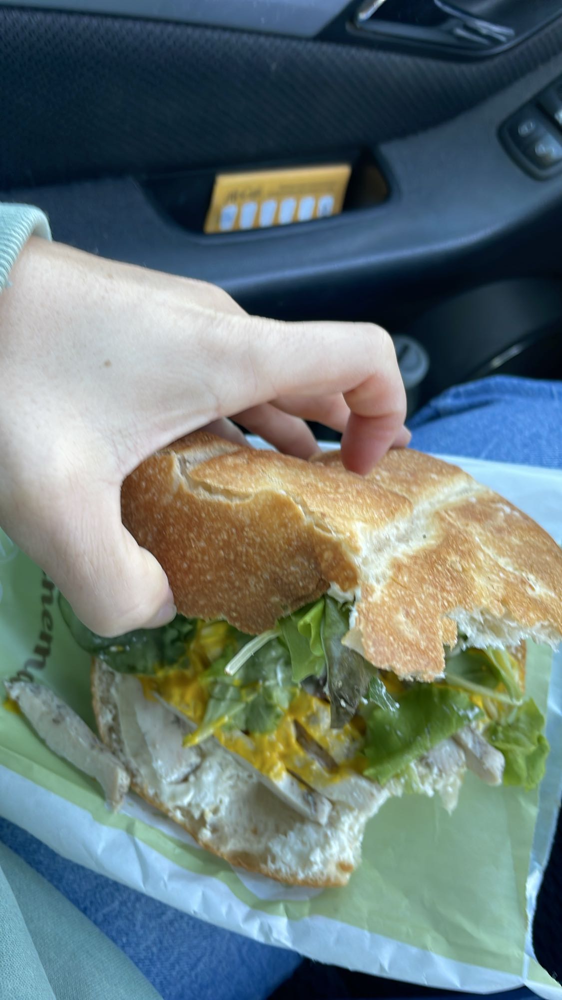 Sandviș cu pui și salată