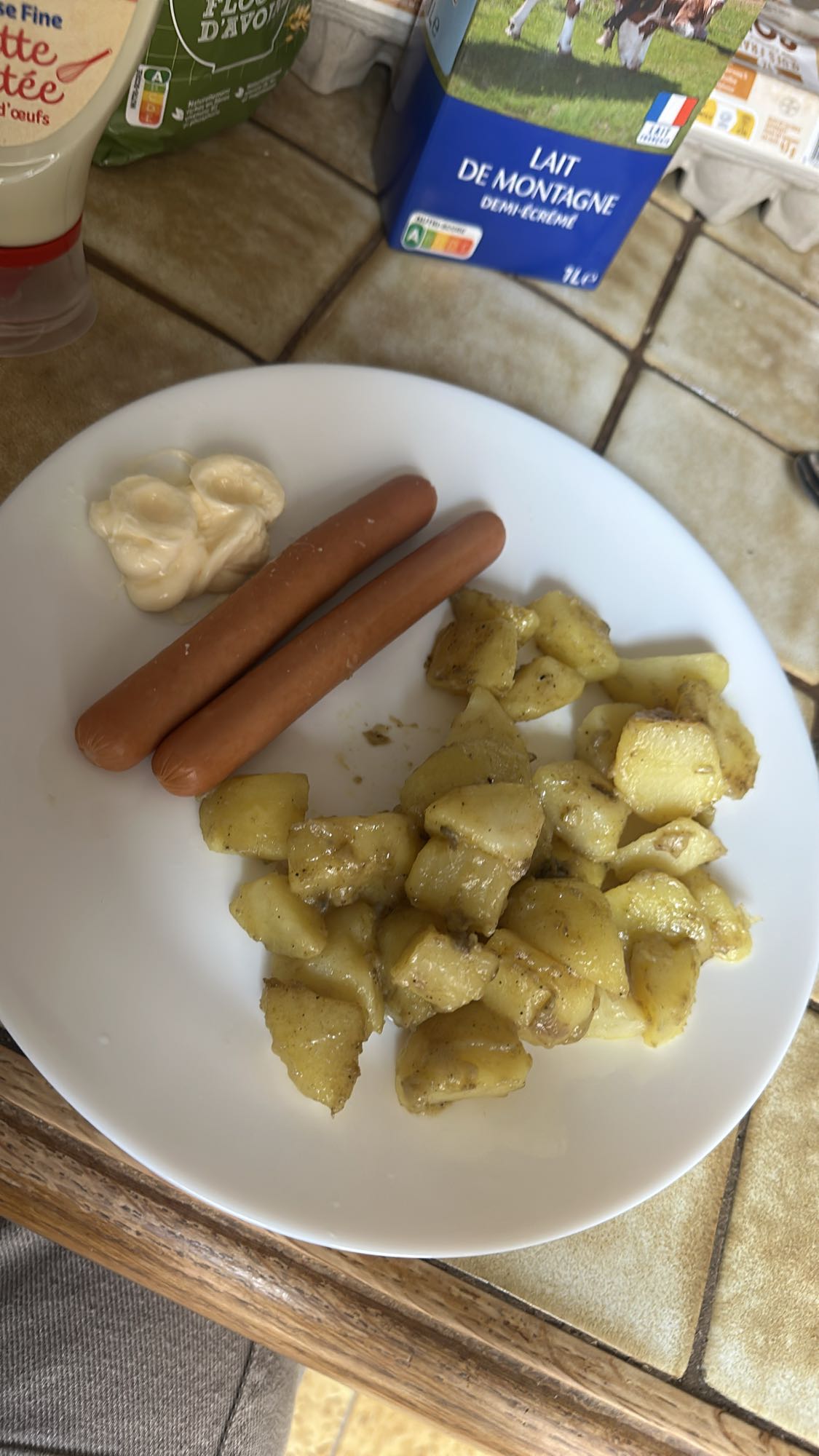 Saucisses, pommes de terre, mayo