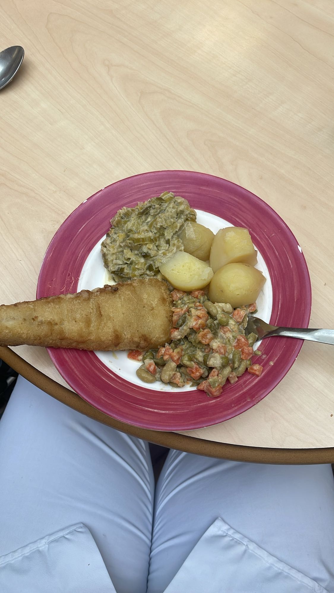 Poisson pané et légumes