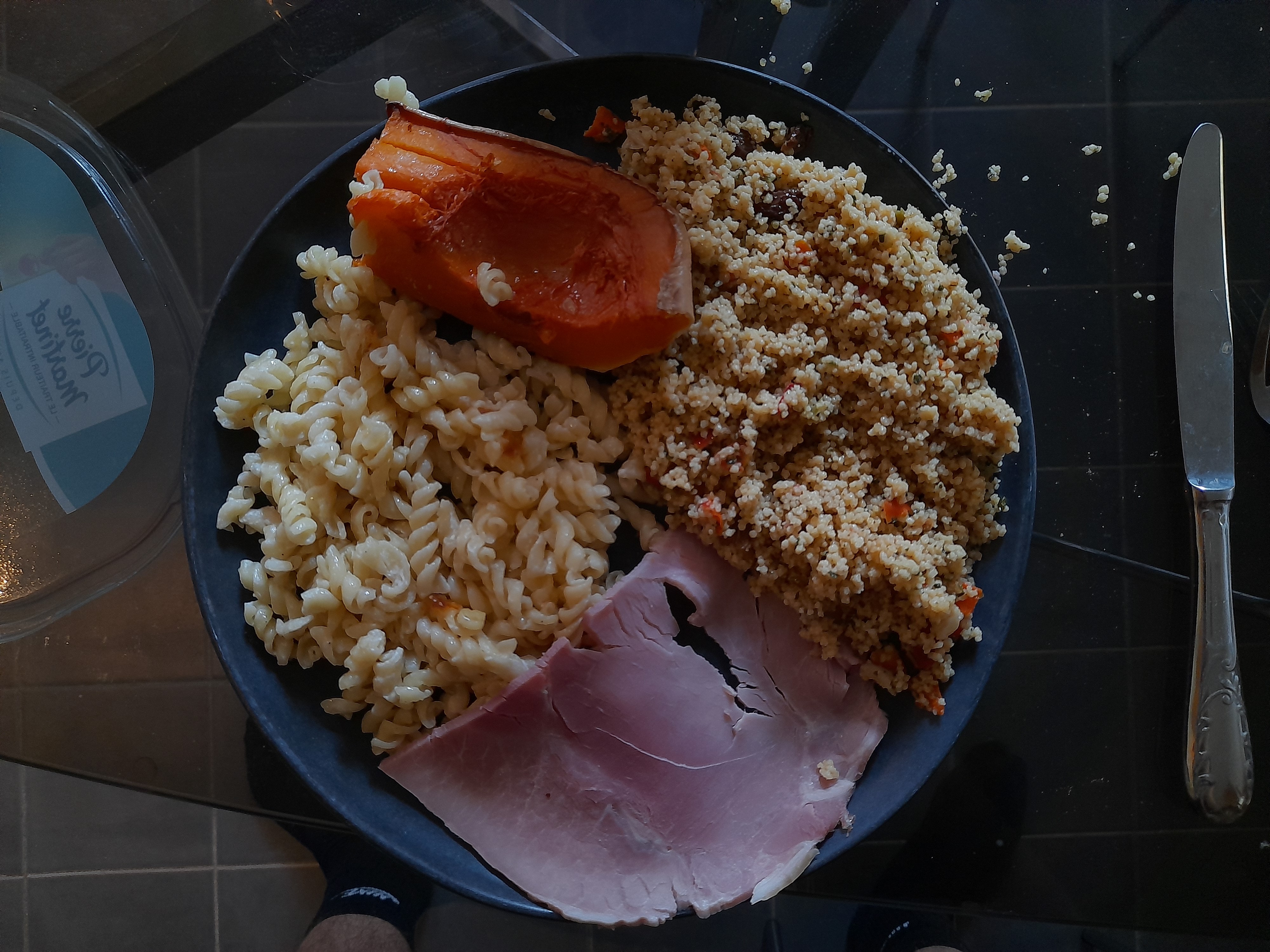 Assiette pâtes, couscous, jambon