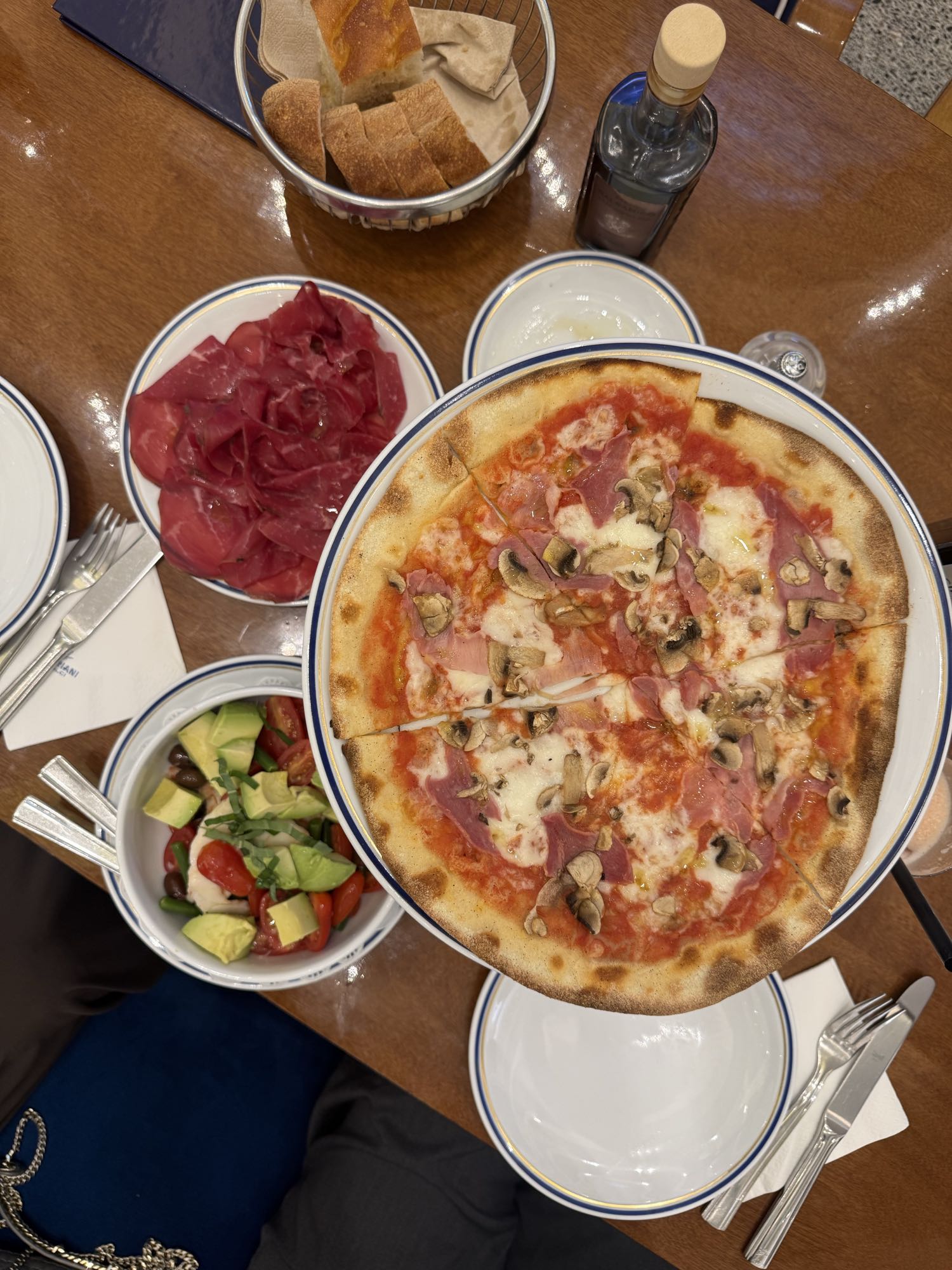 Pizza et salade mixte