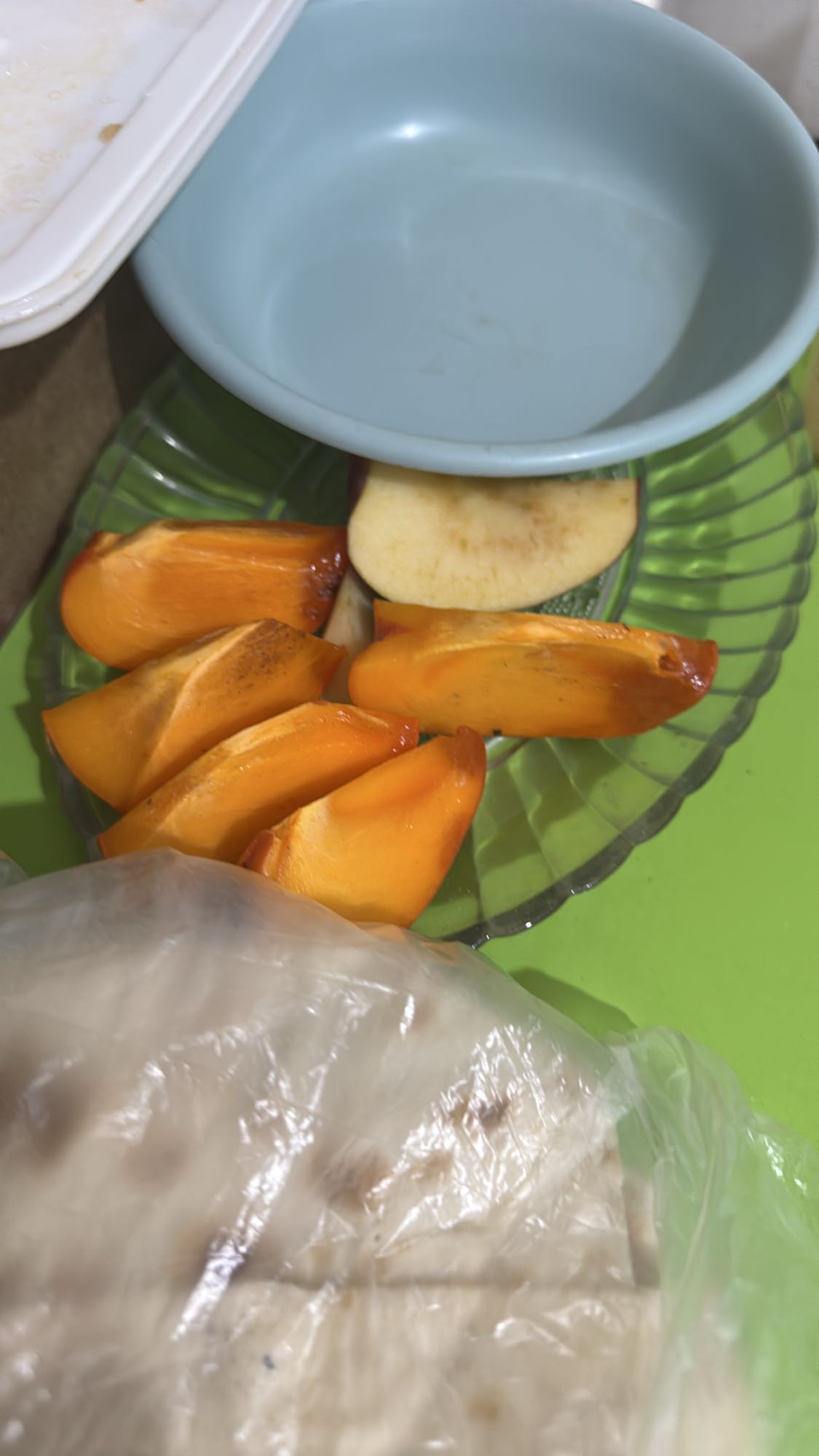 фрукты и лепешка