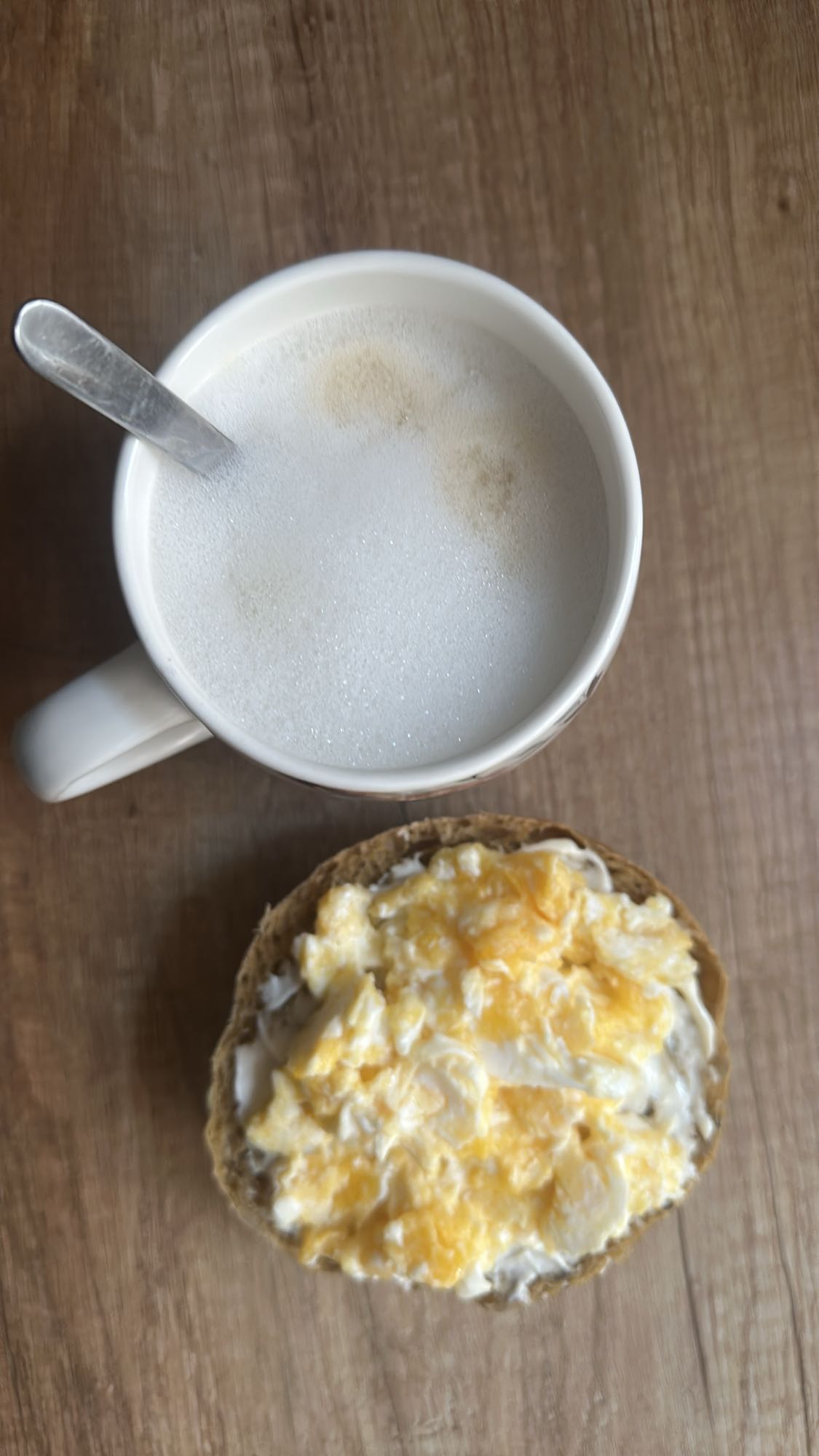 Kawa z mlekiem i bułka z jajkiem