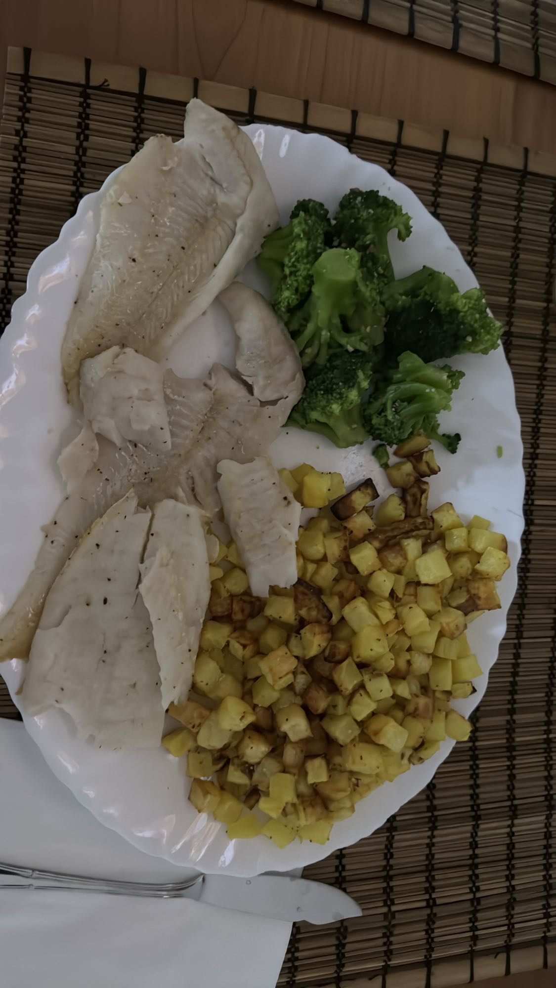 Pescado con papas y brócoli