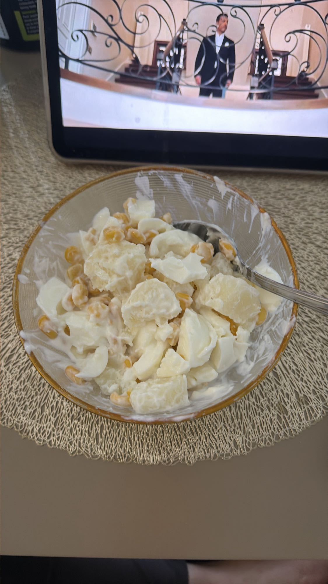 салат с яичными белками и кукурузой