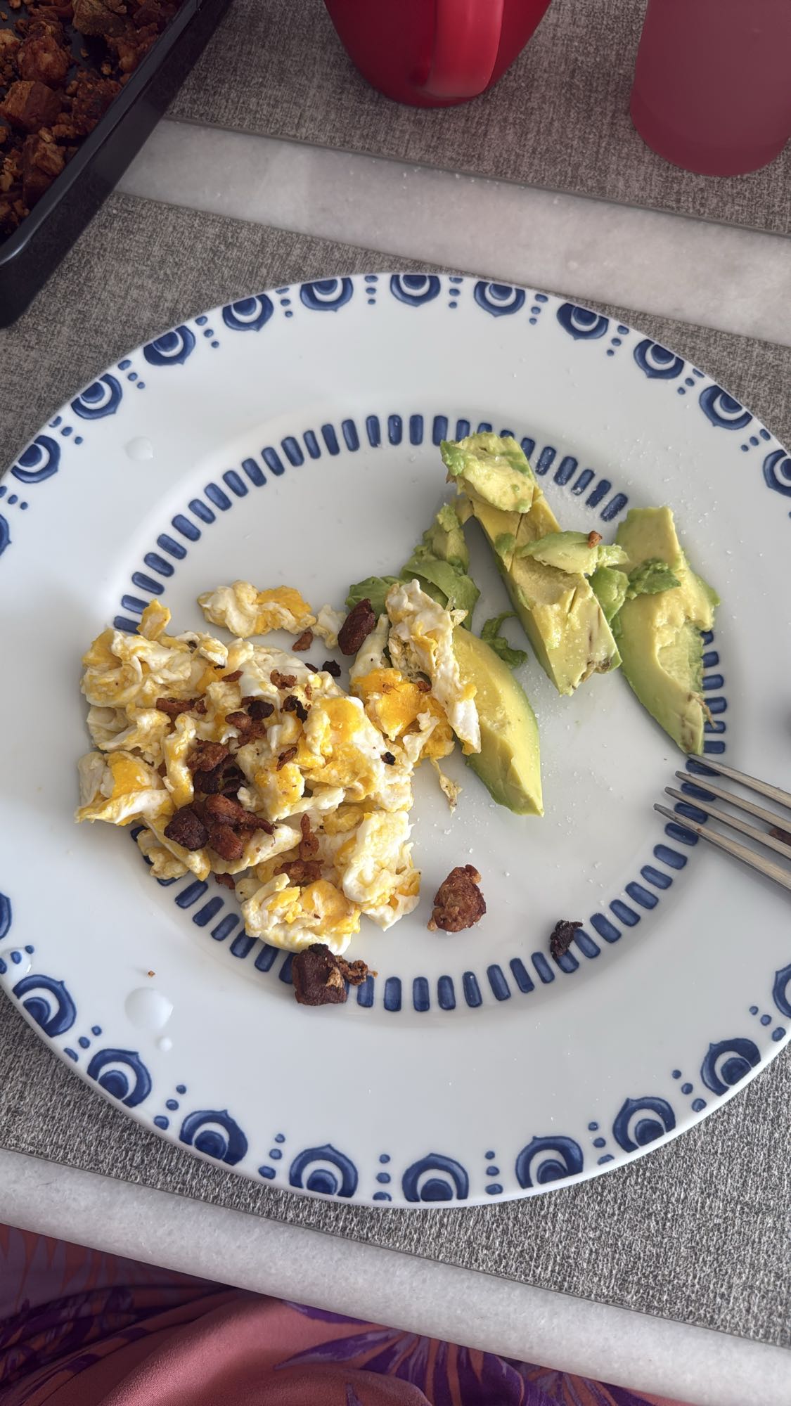 Huevos con chorizo y aguacate