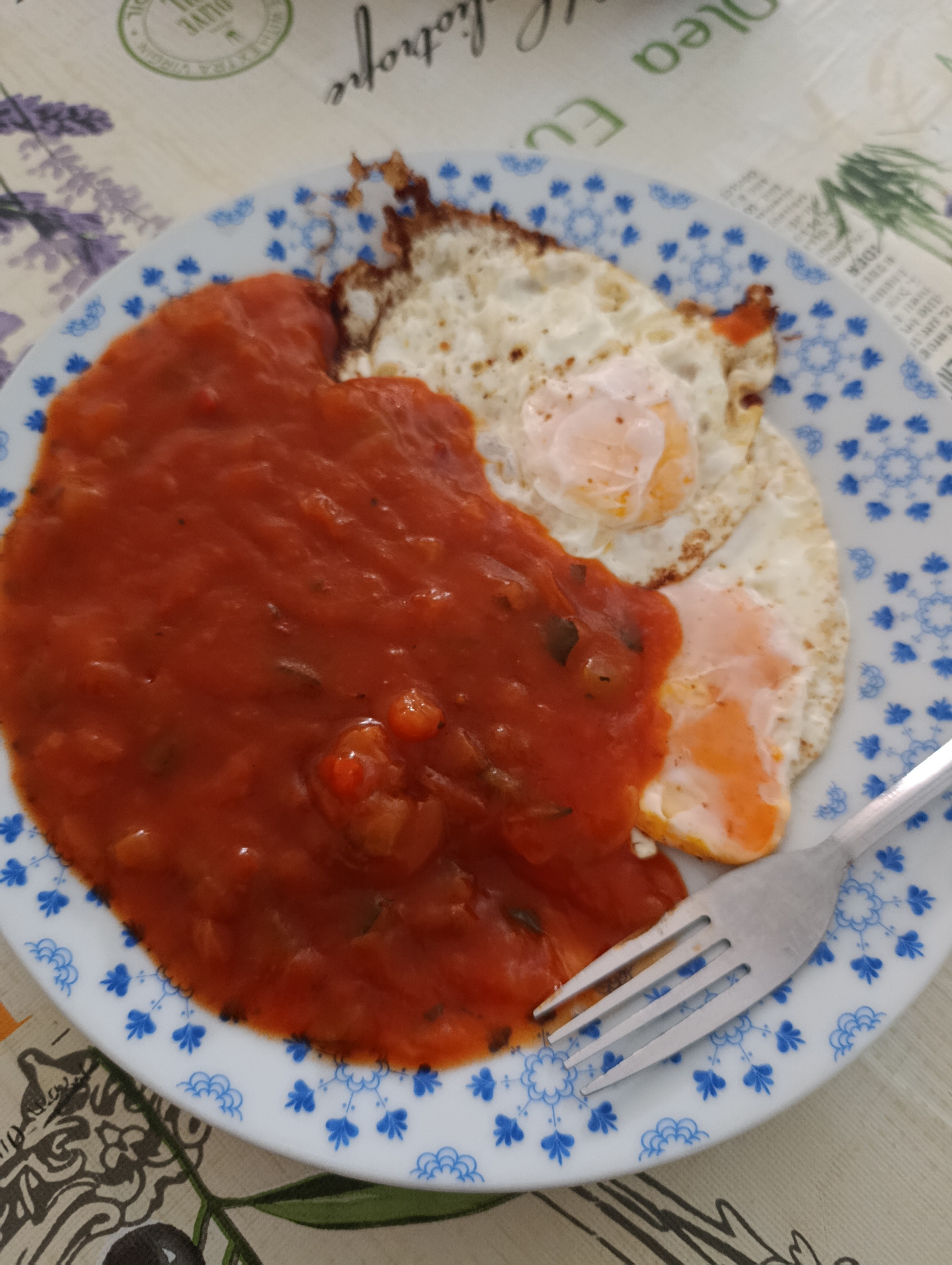 Huevos fritos con salsa