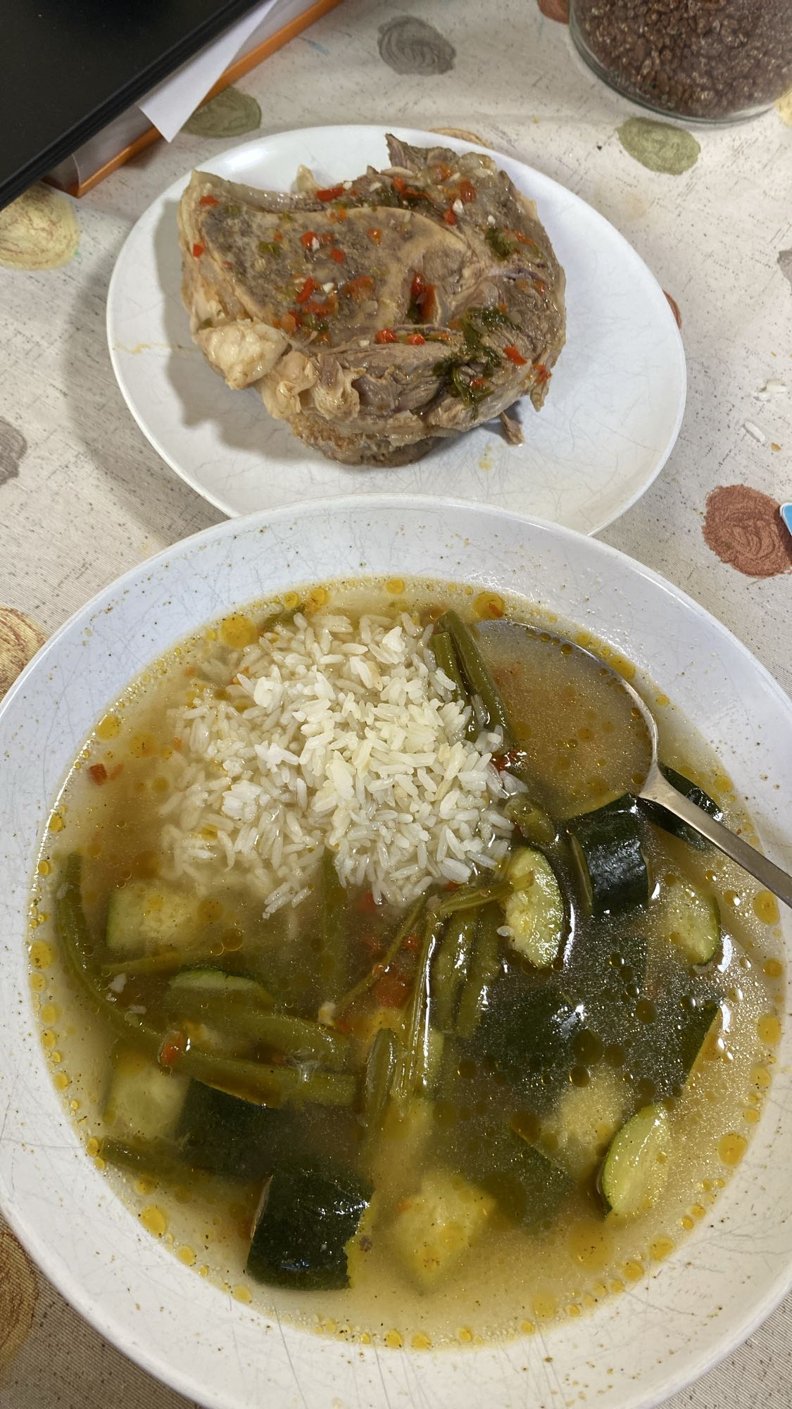Caldo con arroz y carne