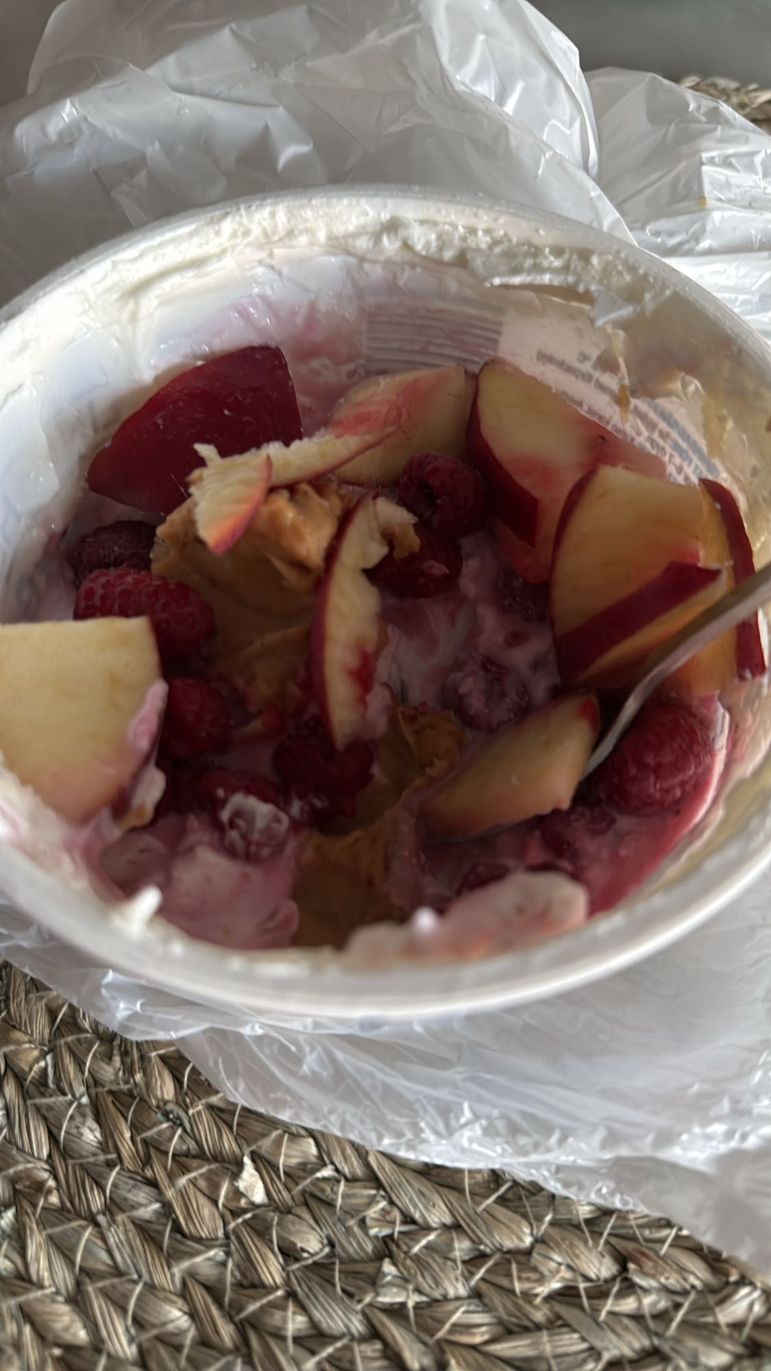 Yoghurt med frukt & jordnötssmör