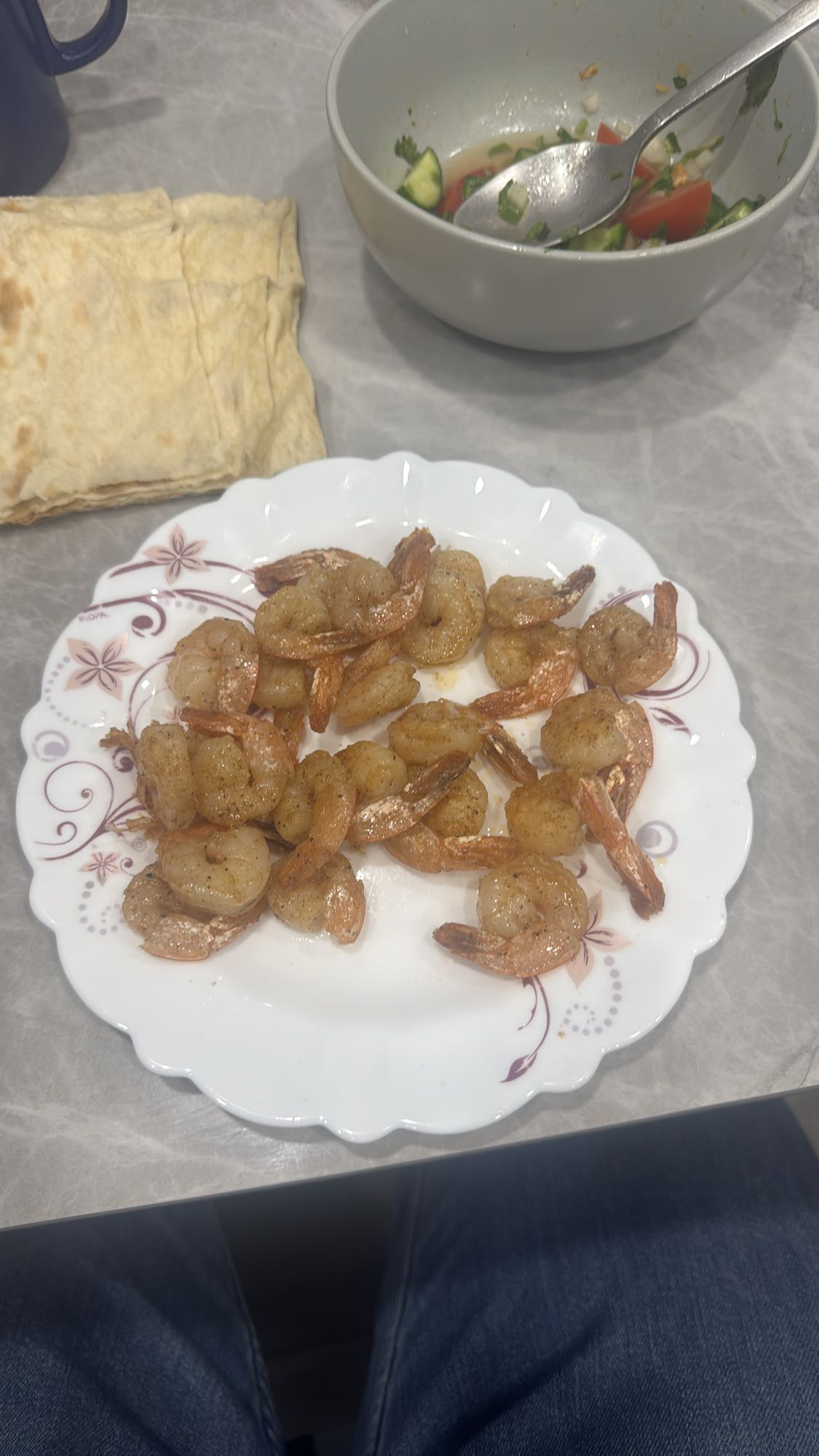 Shrimp with salad & bread