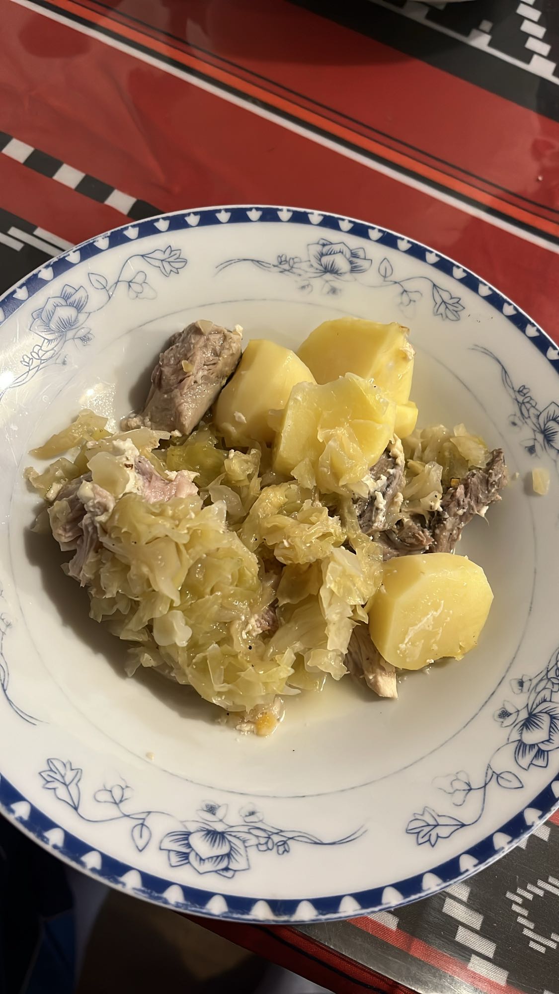 Задушено зеле с картофи и месо