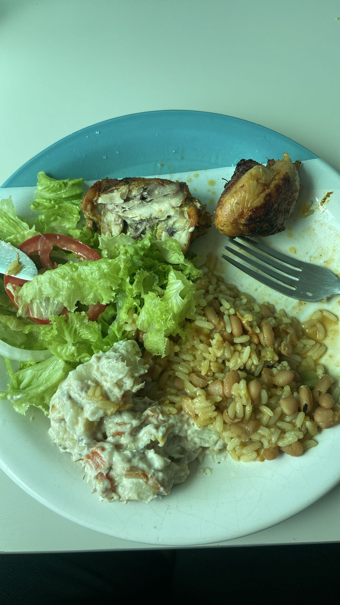 Frango com arroz e salada