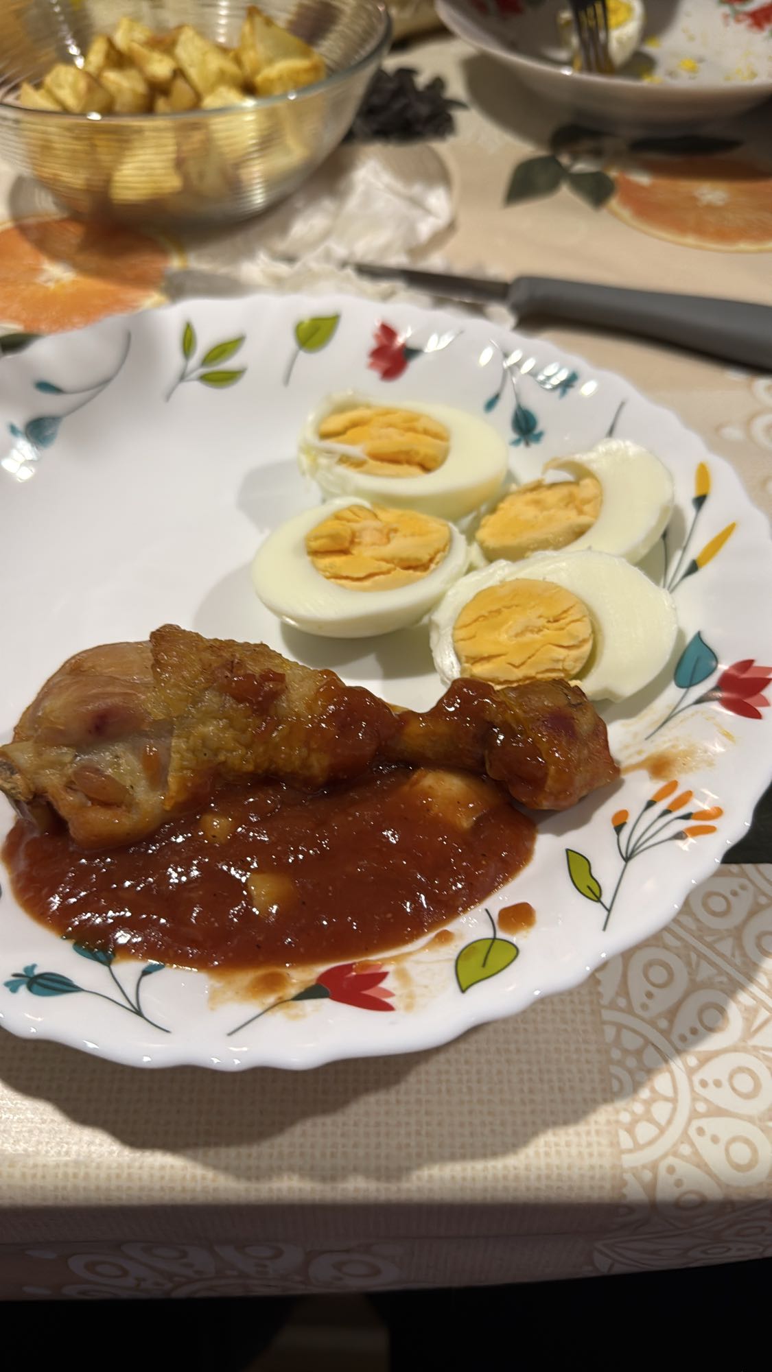 Ouă fierte și pulpă pui