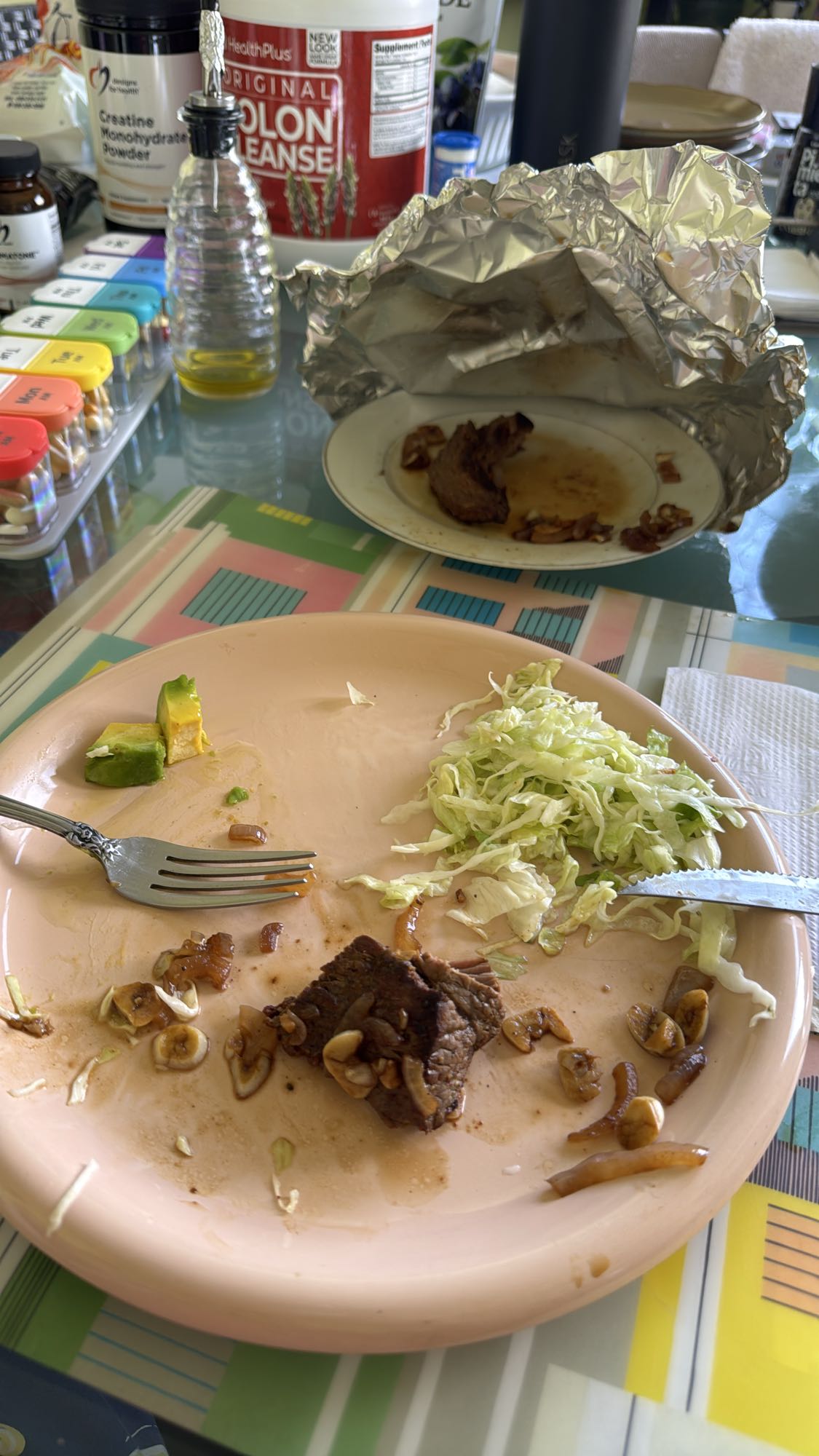 Carne con ensalada y aguacate