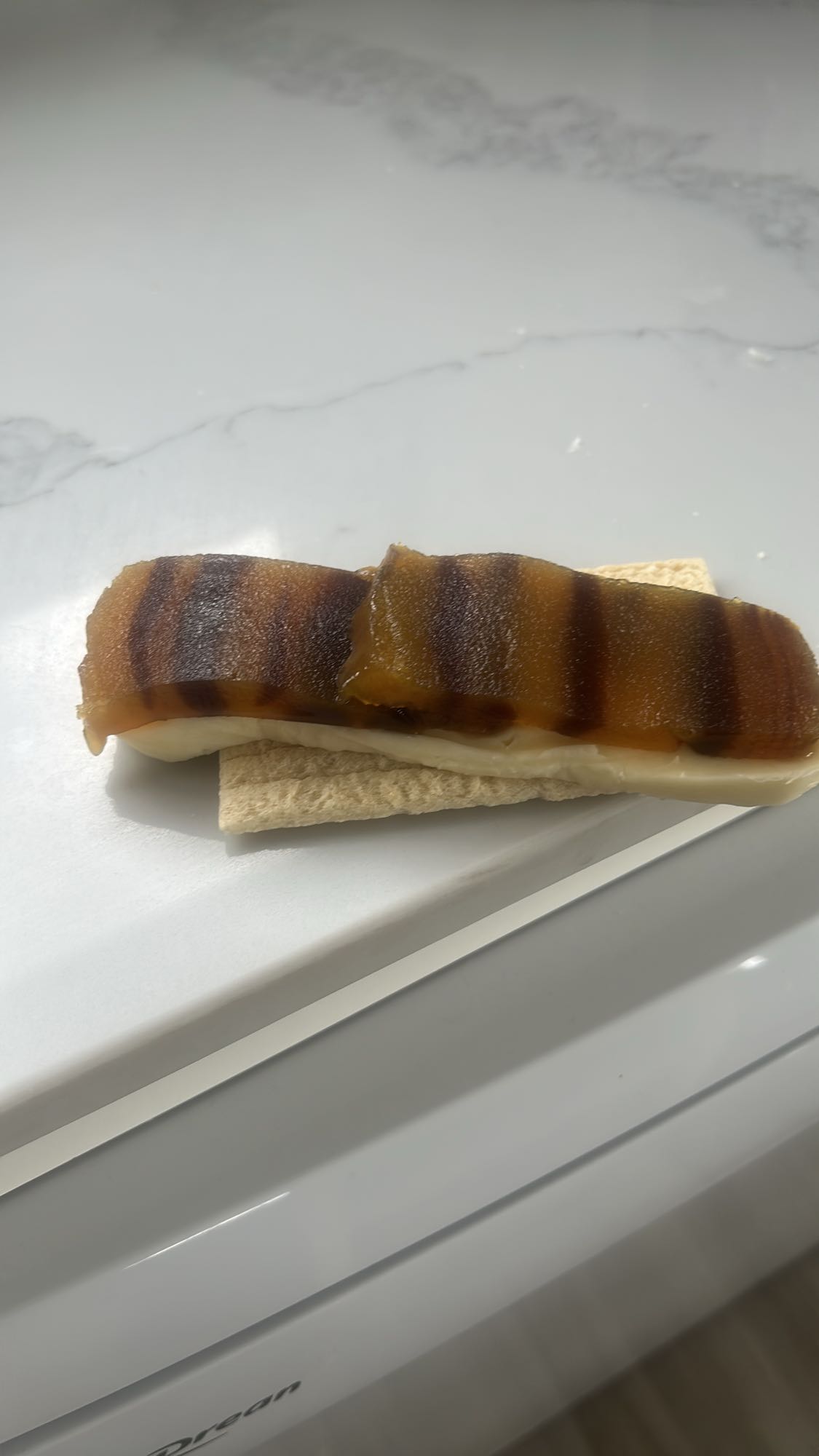 bocadillo con queso y galleta