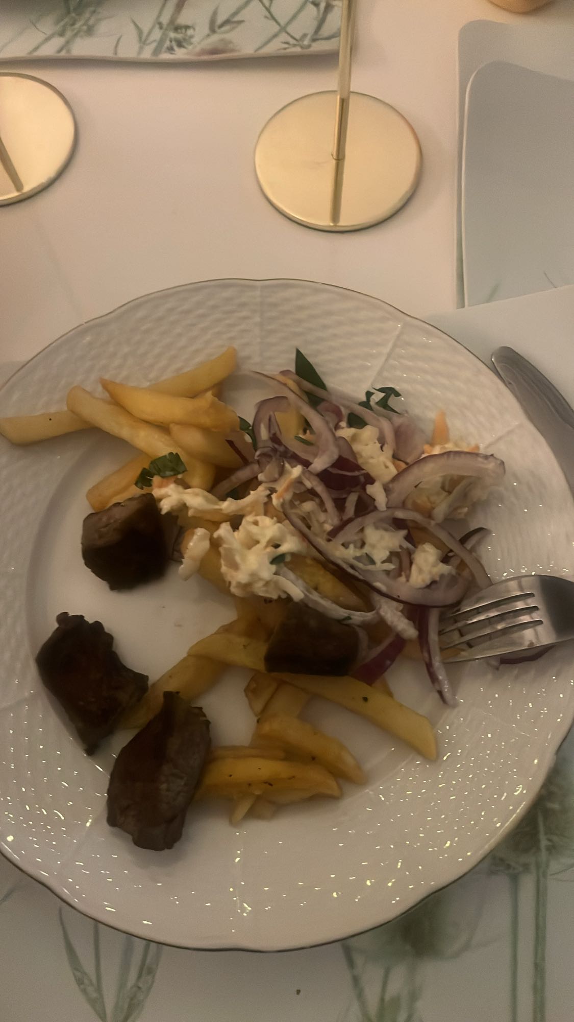 Kött med pommes och sallad