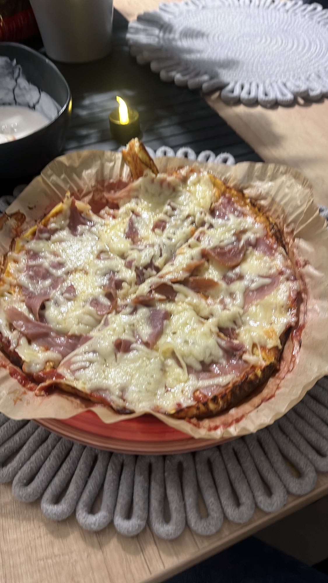 Pizza cu șuncă și cașcaval