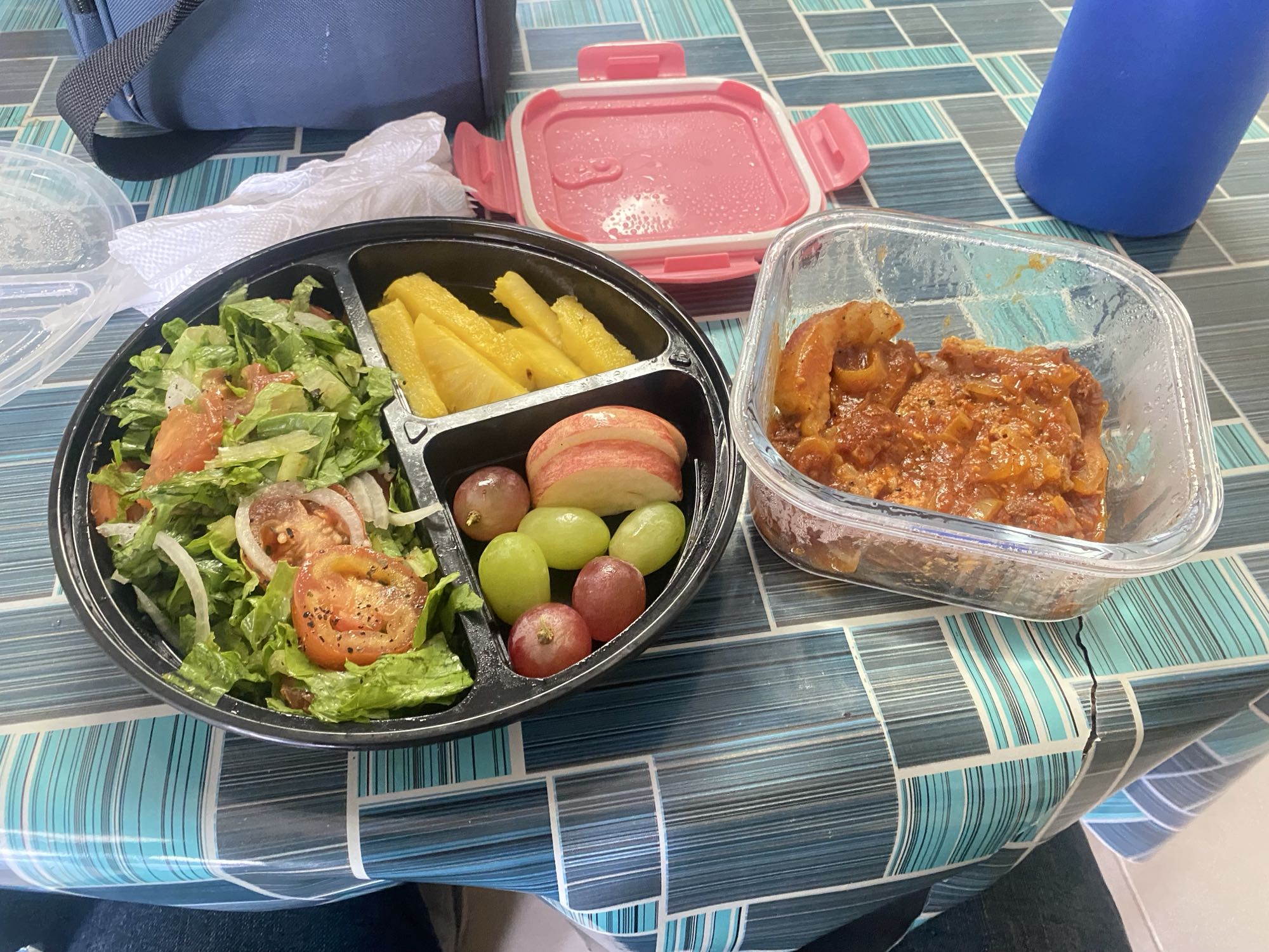 Pollo guisado con ensalada y fruta