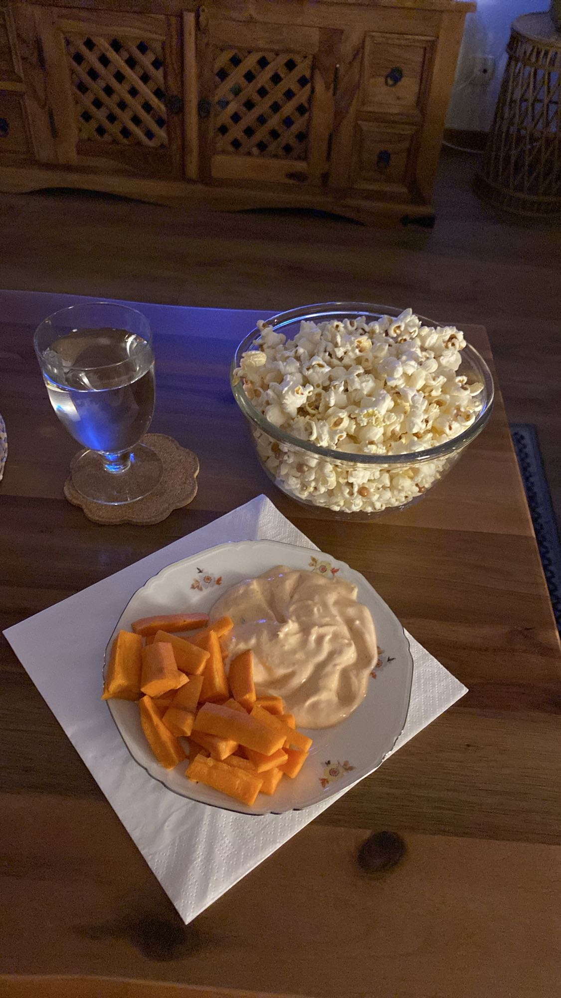 Popcorn, morötter & dipp