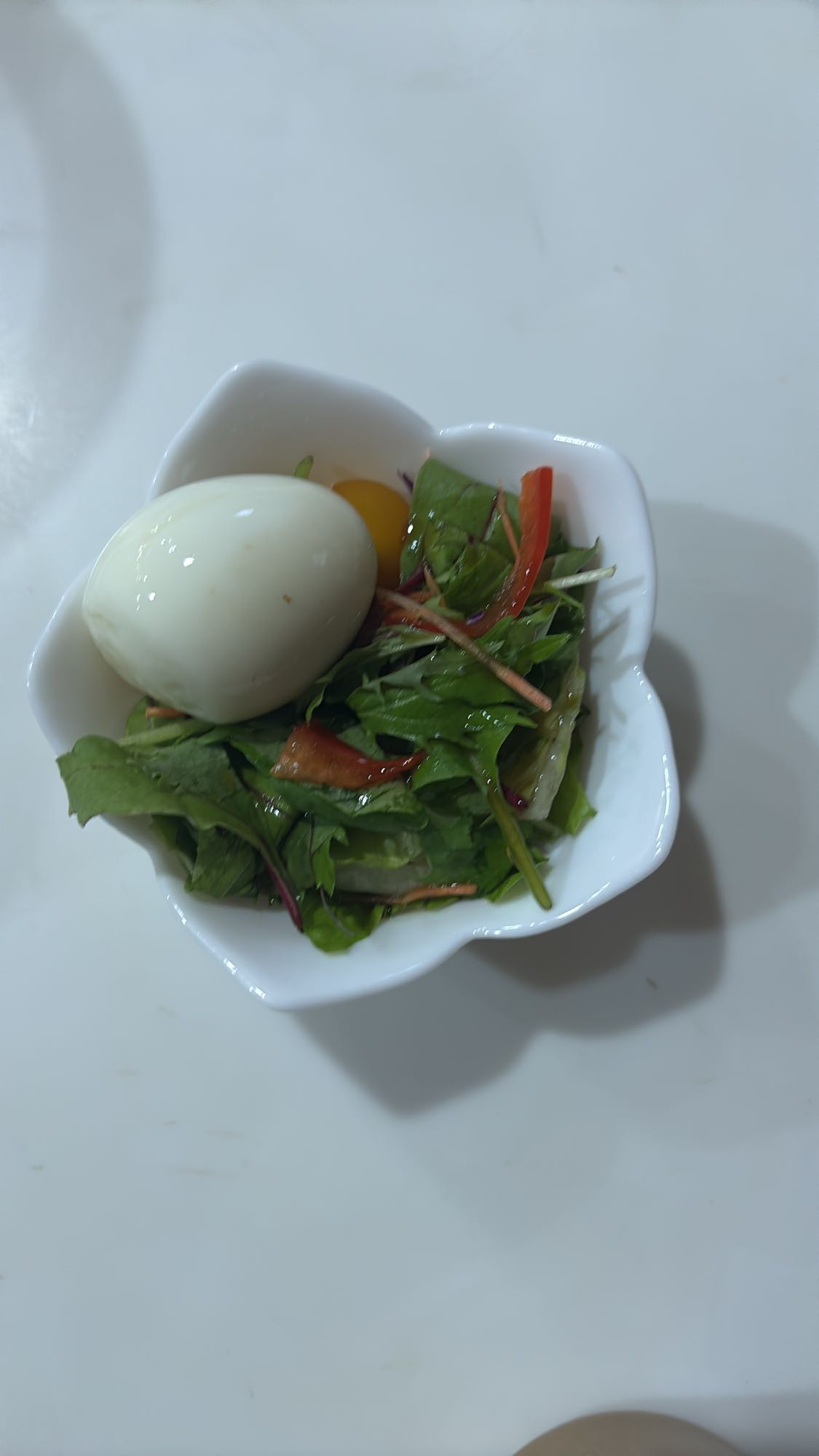 ゆで卵とサラダ