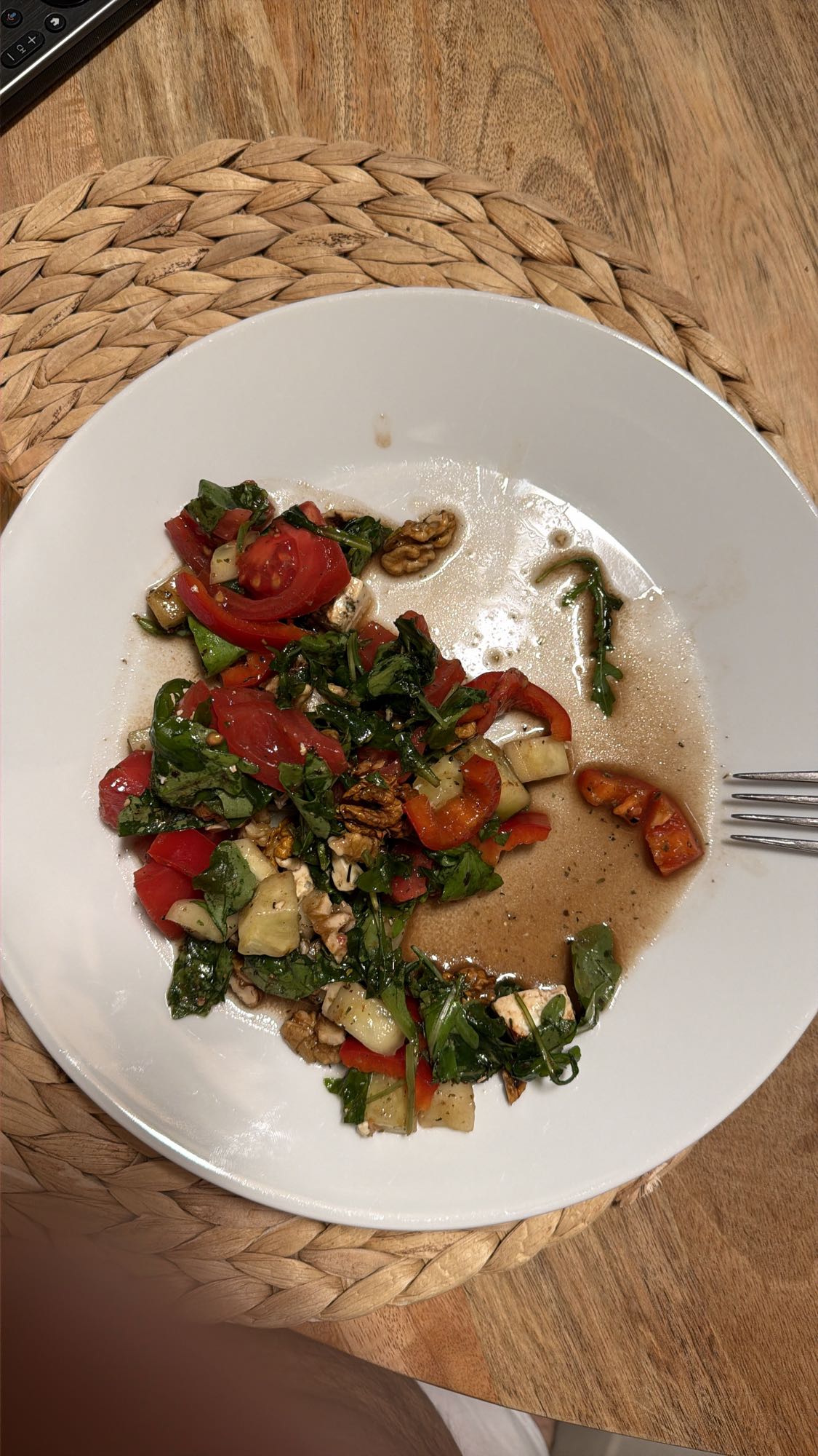 Sałatka z warzywami i orzechami