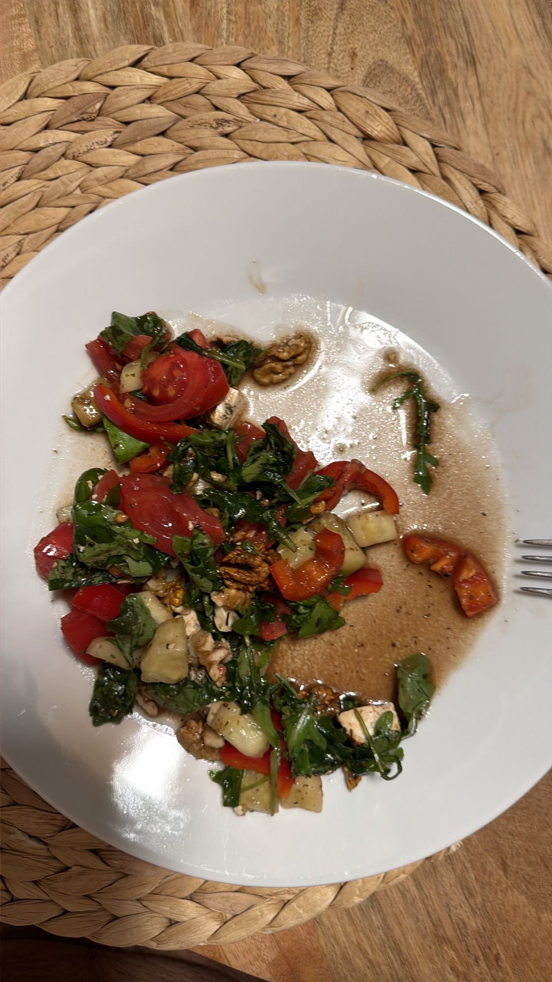 Sałatka z warzywami i orzechami