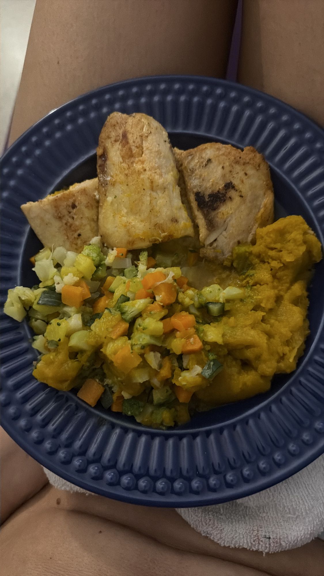 Frango com legumes e purê