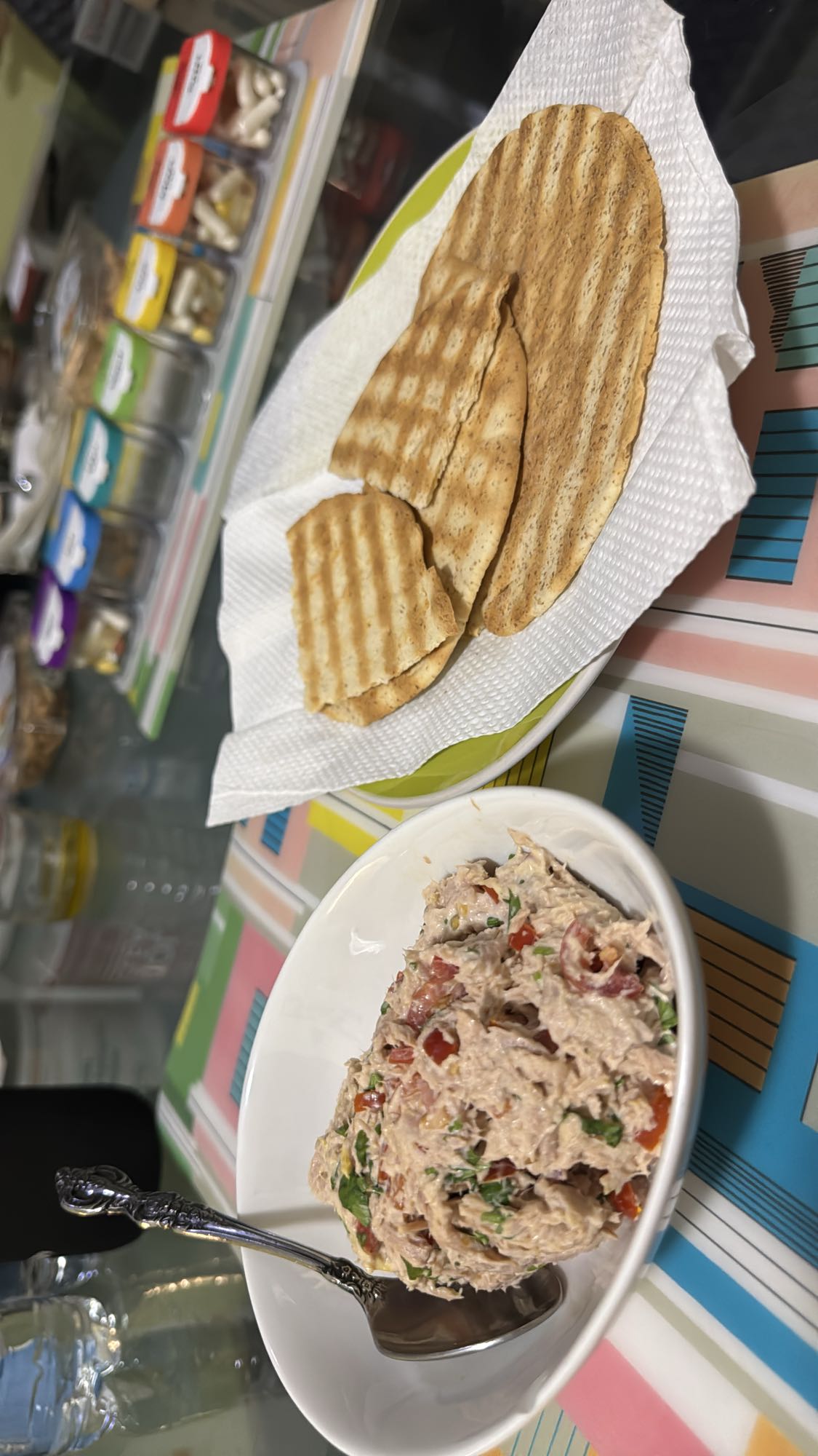 Pan plano con ensalada de atún