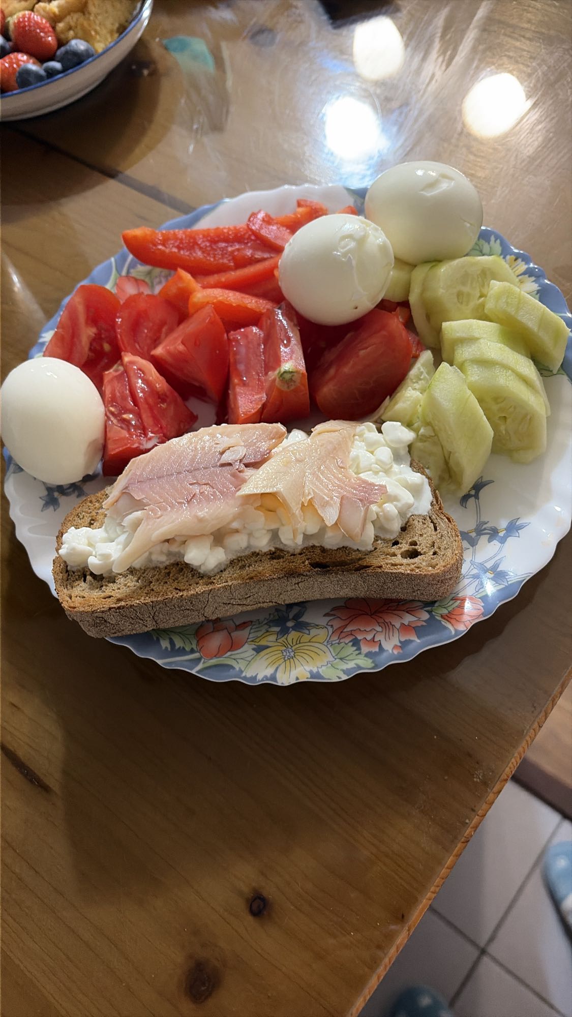 Mic dejun cu ouă, păstrăv și legume