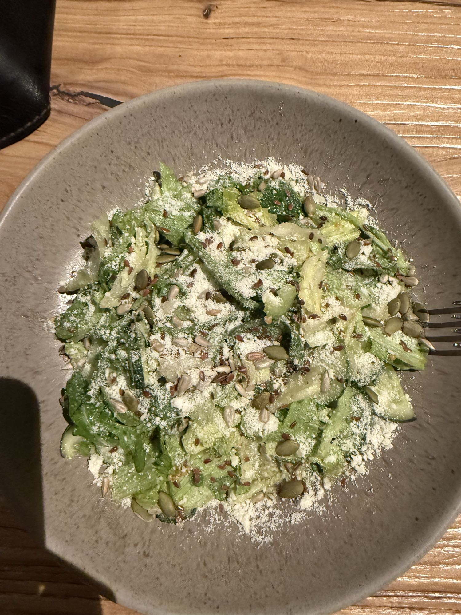 Зелёный салат с семенами