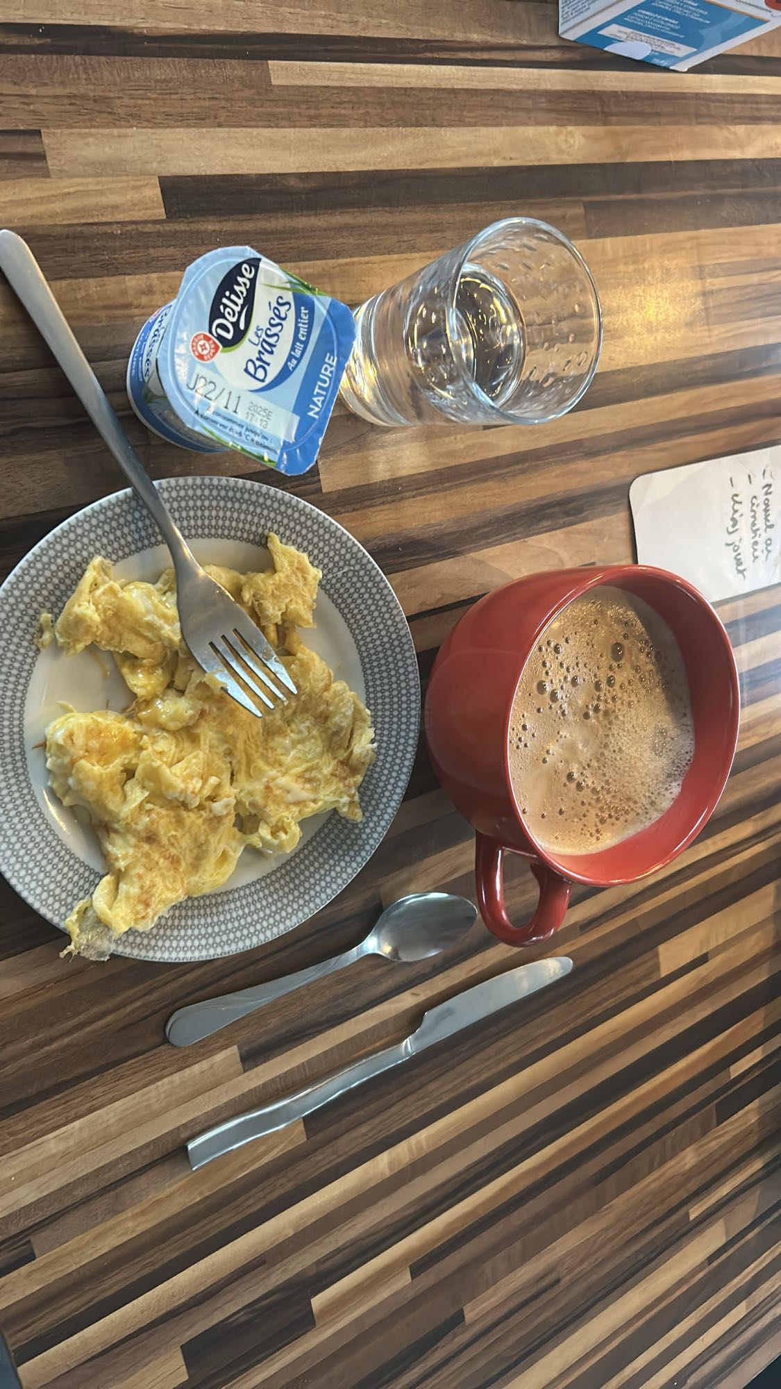Petit-déjeuner œufs et café