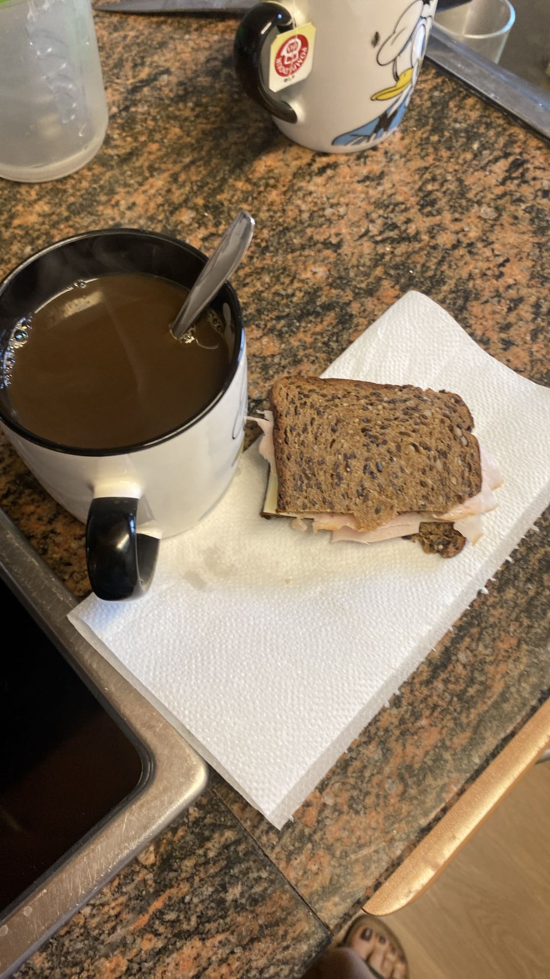 sándwich integral y café