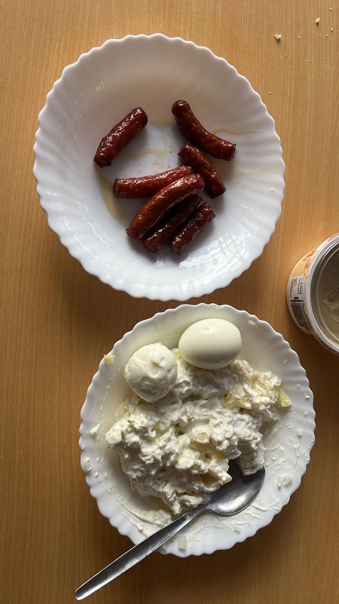 Mic dejun cu ouă și cârnați