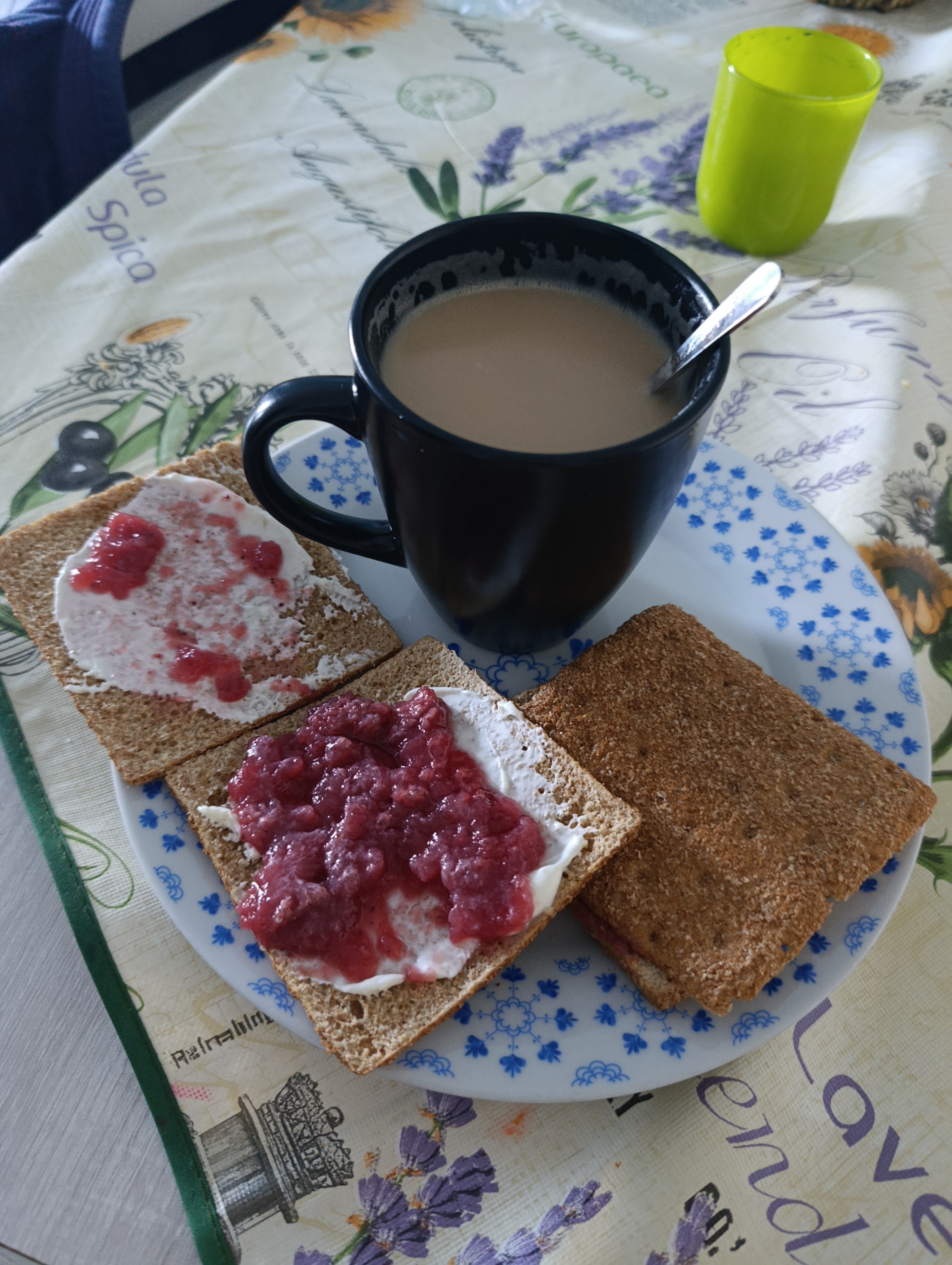 Tostadas con mermelada y café