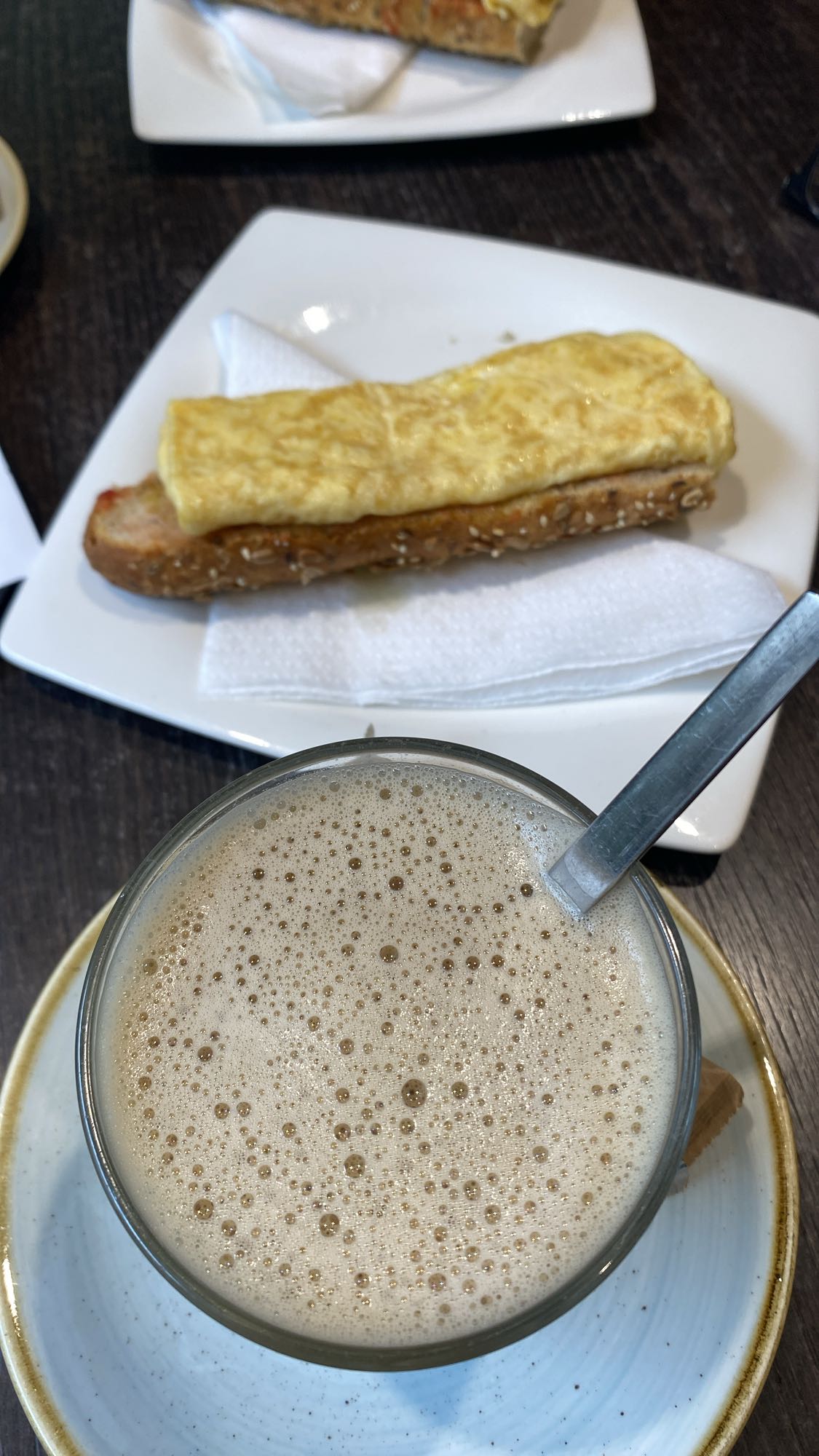 Tostada con tortilla y café