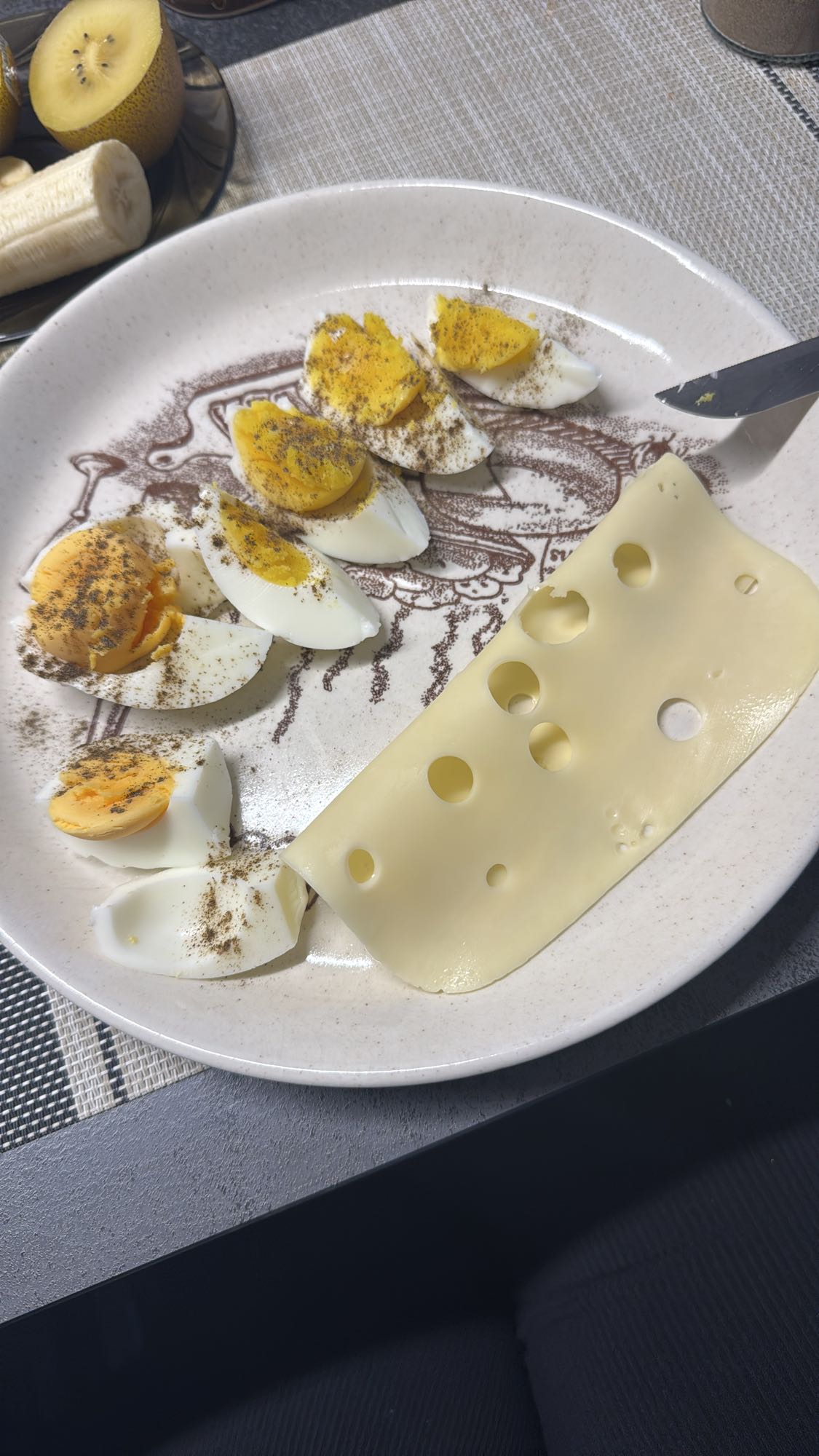 Gekookte eieren en kaas