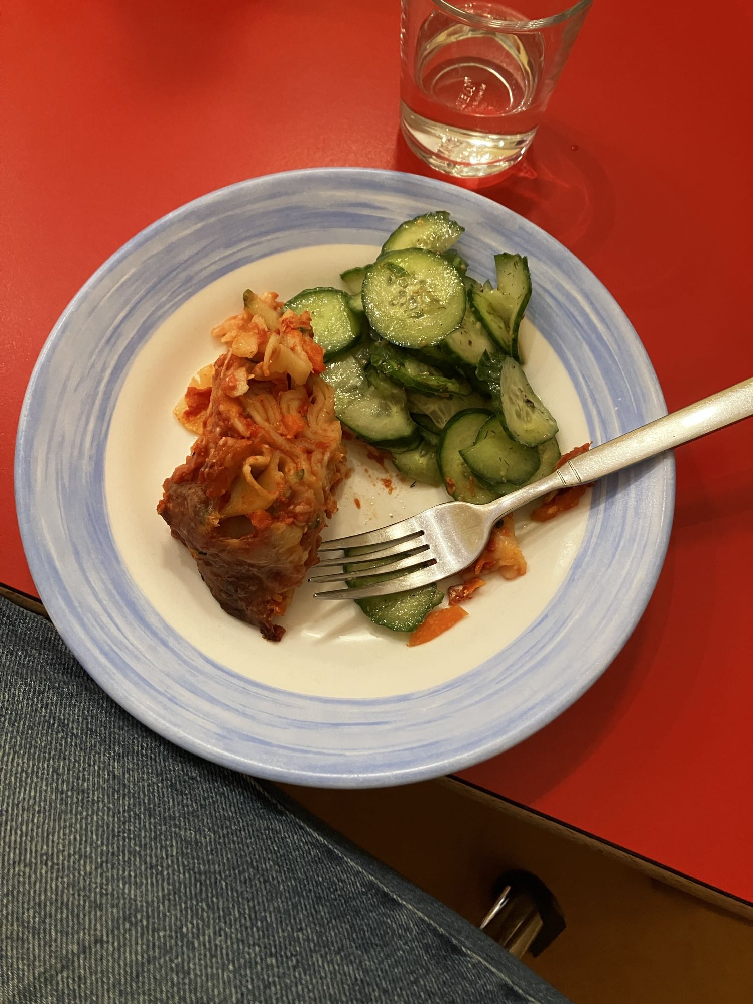 Lasanha vegetariana e salada de pepino