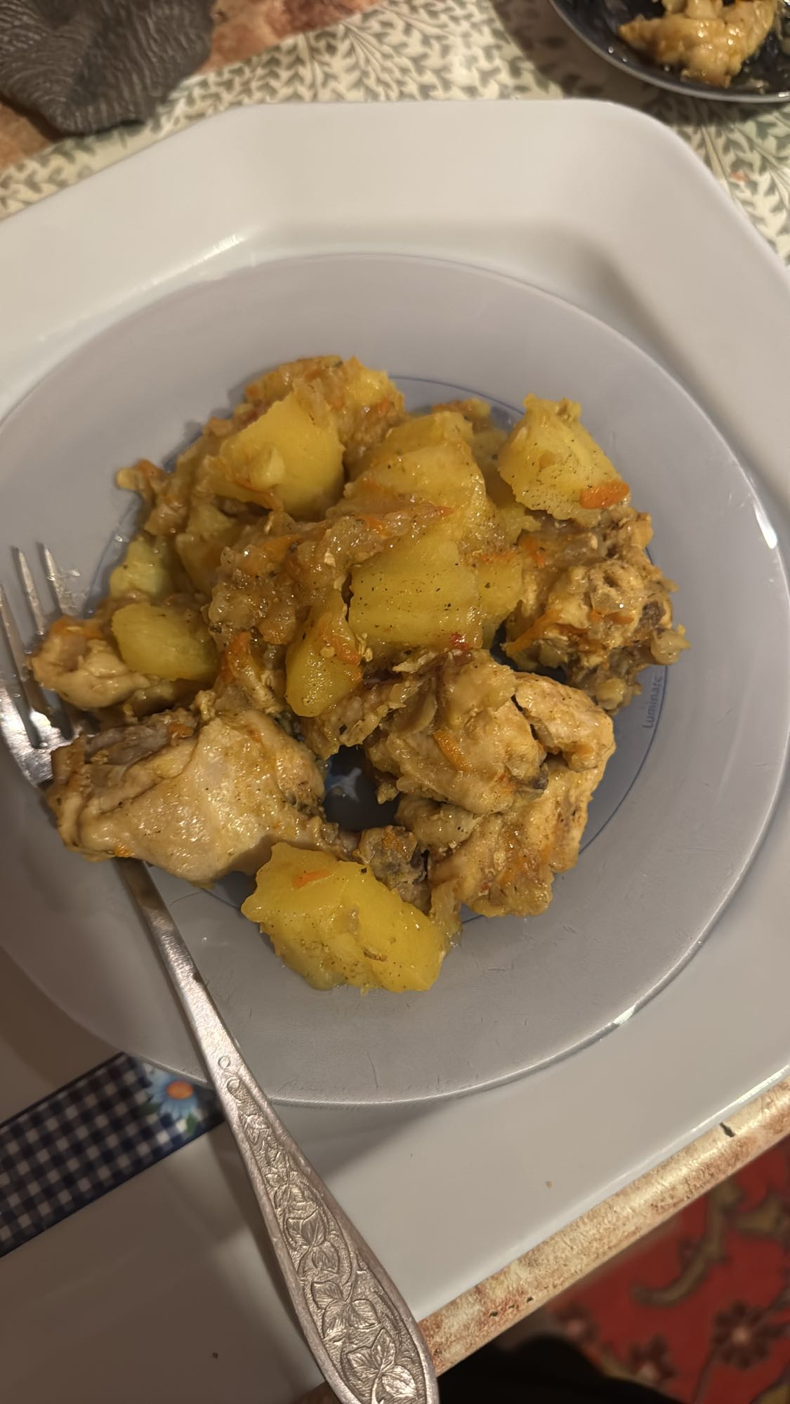 тушеная курица с картошкой