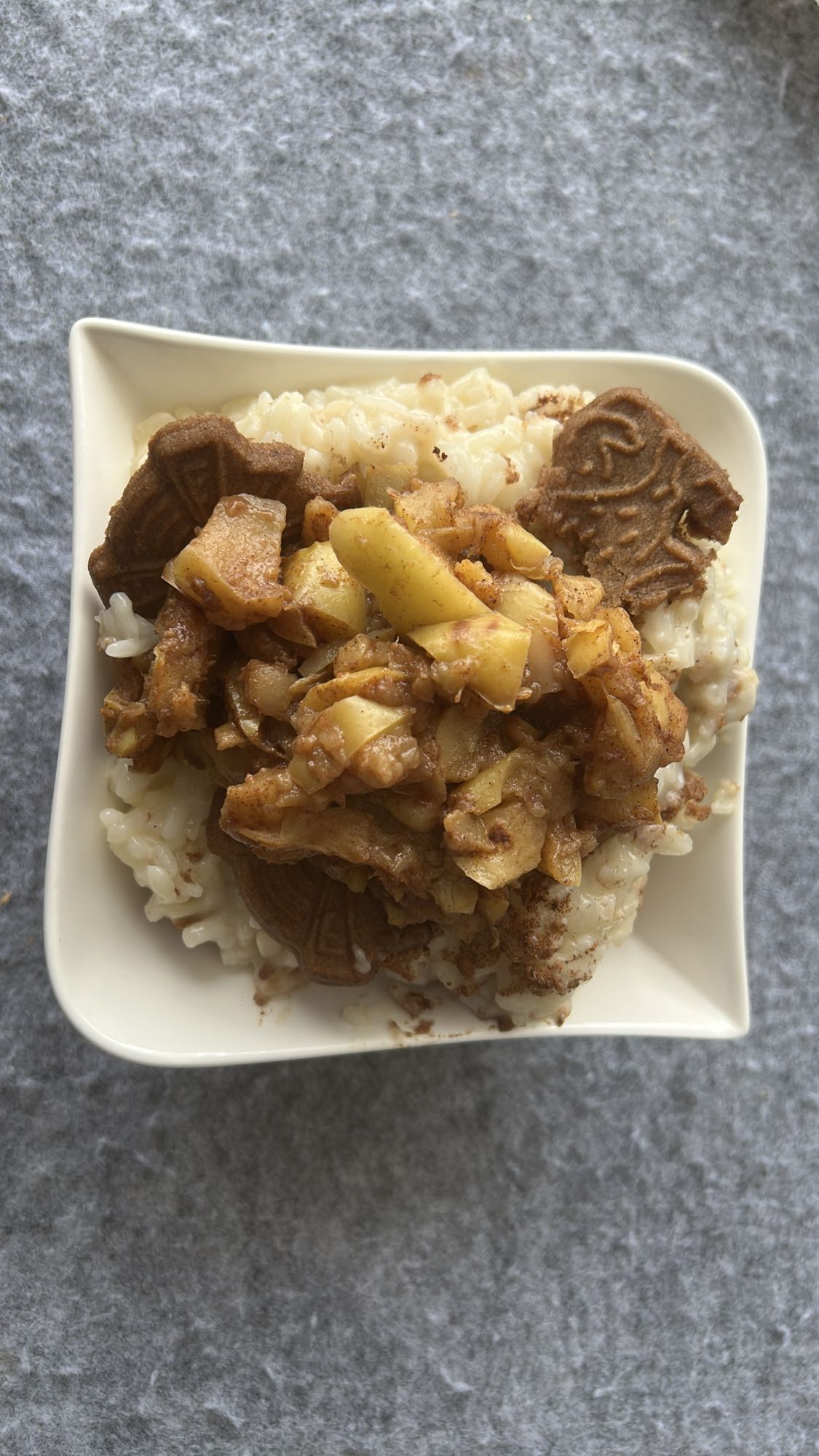 Arroz con manzana y galleta