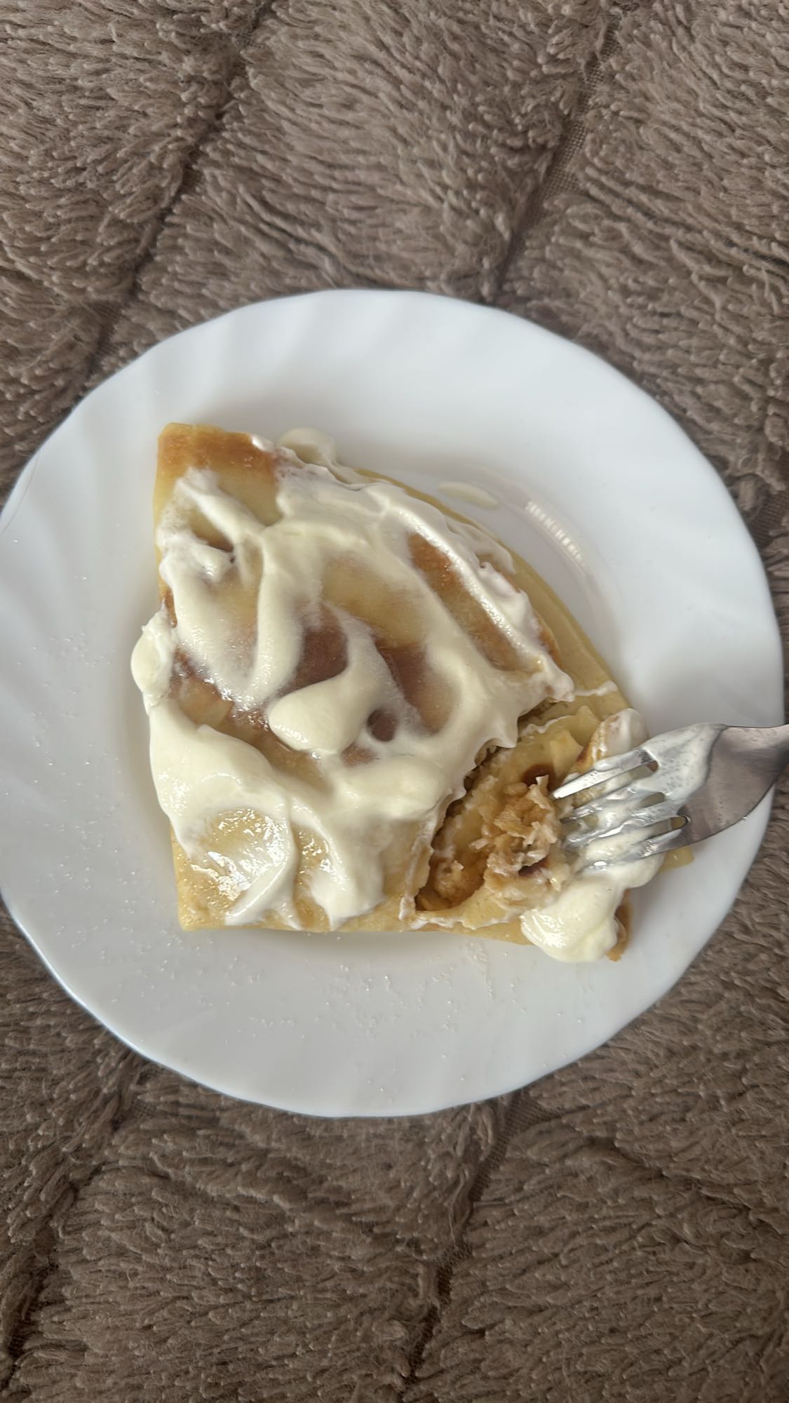 Naleśnik z jabłkami i śmietaną