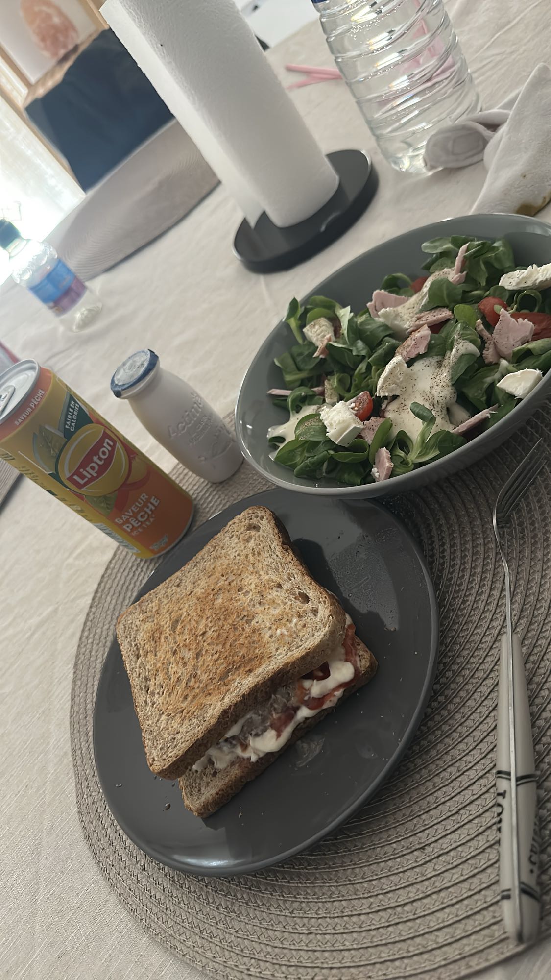 Sandwich et salade verte