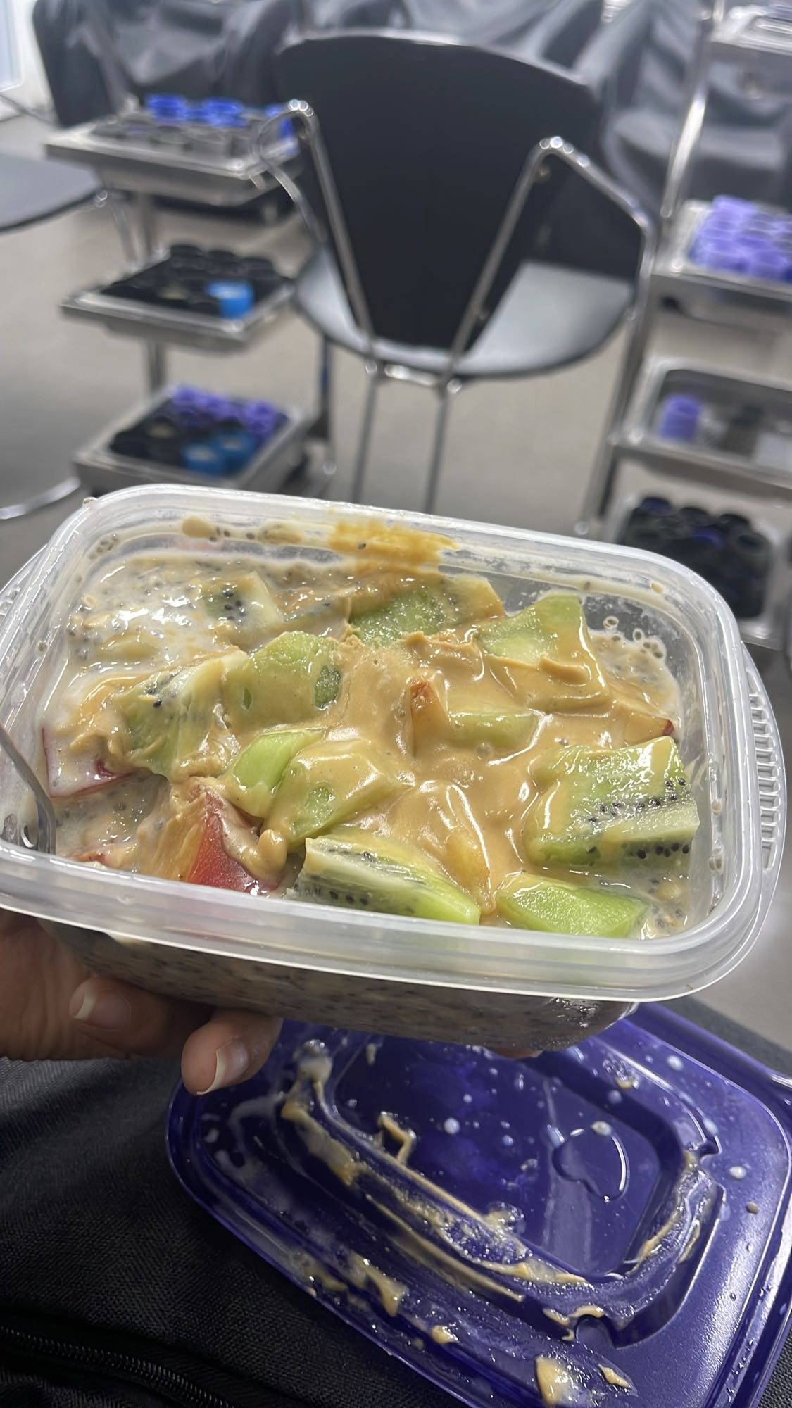 Avena con frutas y crema de cacahuate